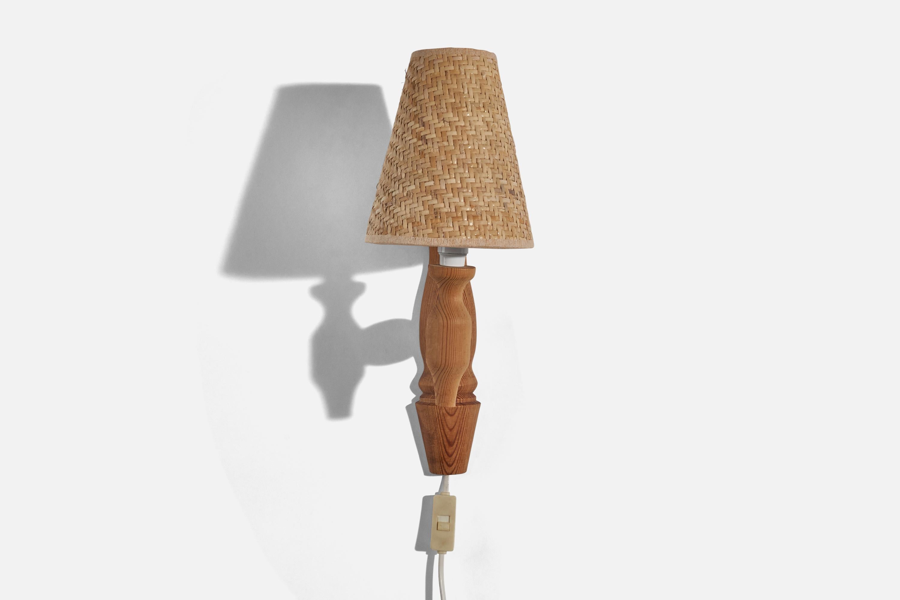 Schwedische Designerin, Wandleuchte, Kiefer, Rattan, Schweden, ca. 1970er Jahre im Zustand „Gut“ in High Point, NC