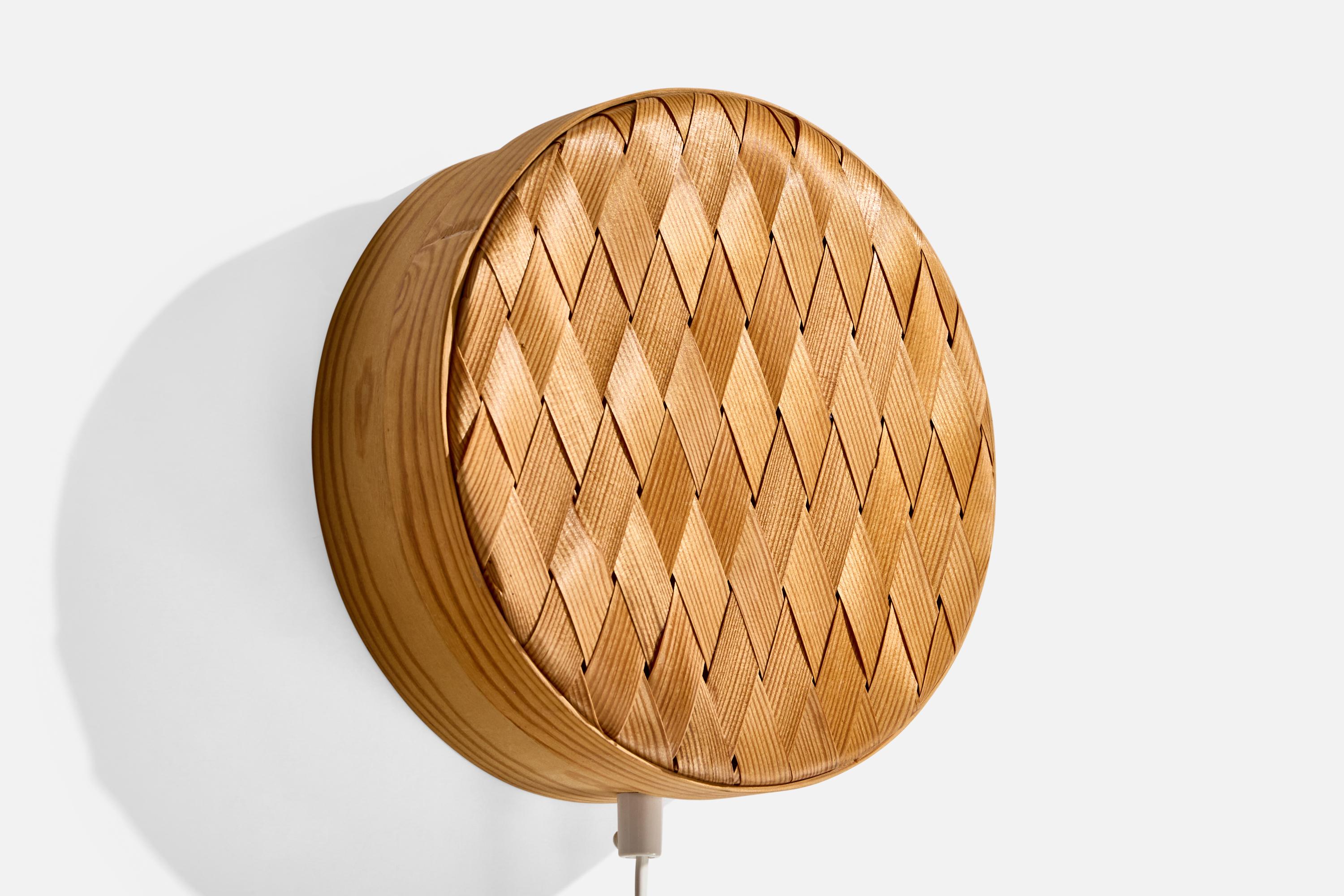A pine veneer wall light designed and produced in Sweden, c. 1960s.

Wear consistent with age and use

Overall Dimensions (Inches): 9.5