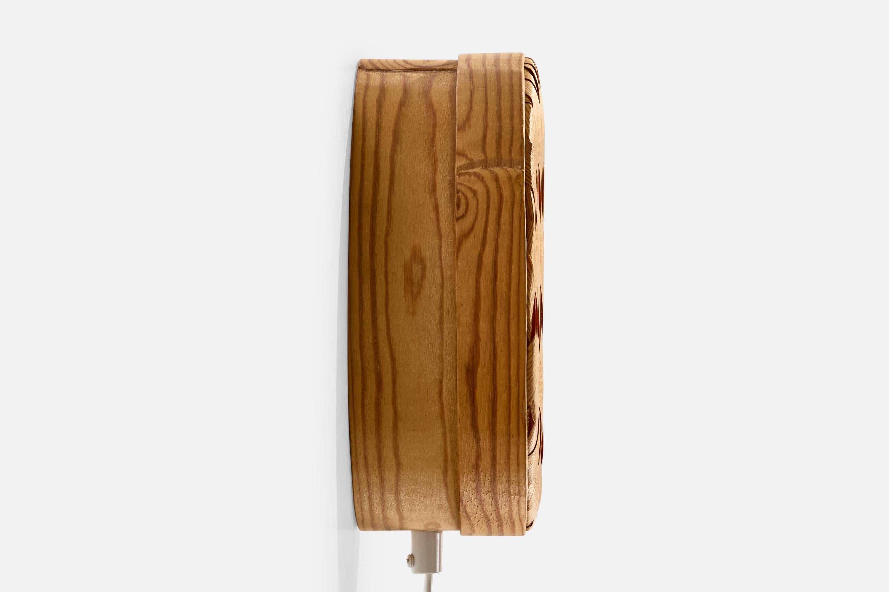 Swedish Designer, Wall Light, Pine, Sweden, 1960s In Good Condition For Sale In High Point, NC