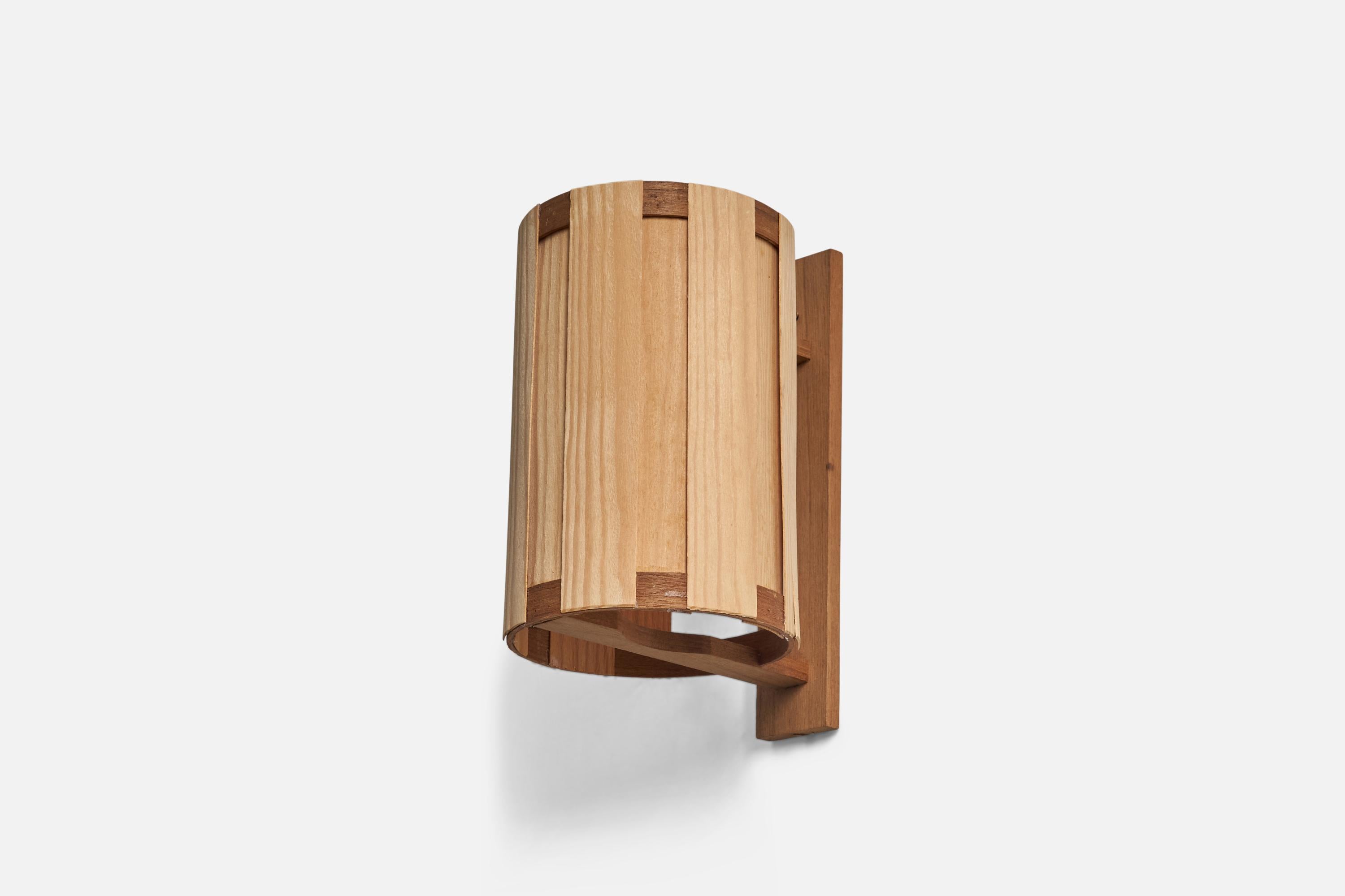 Applique en pin conçue et produite par un Design/One suédois, Suède, années 1970.

Dimensions de la plaque arrière (pouces) : 10,2 x 1,9 x 0,4 (Hauteur x Largeur x Profondeur)

La douille accepte les ampoules standard E-26 à culot moyen.

Il n'y a