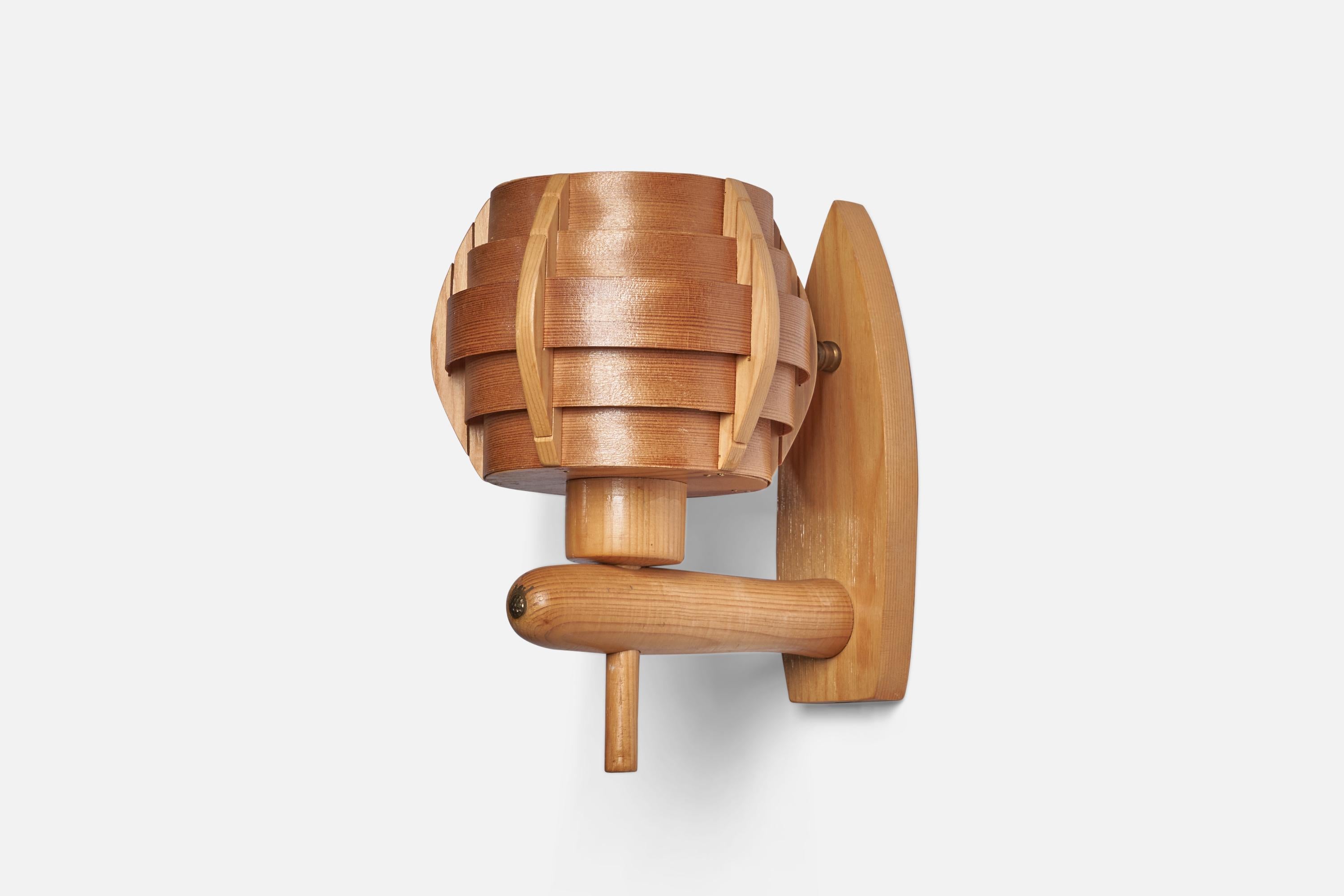 A pine and moulded pine veneer wall light, designed and produced in Sweden, 1970s.

Overall Dimensions (inches): 10