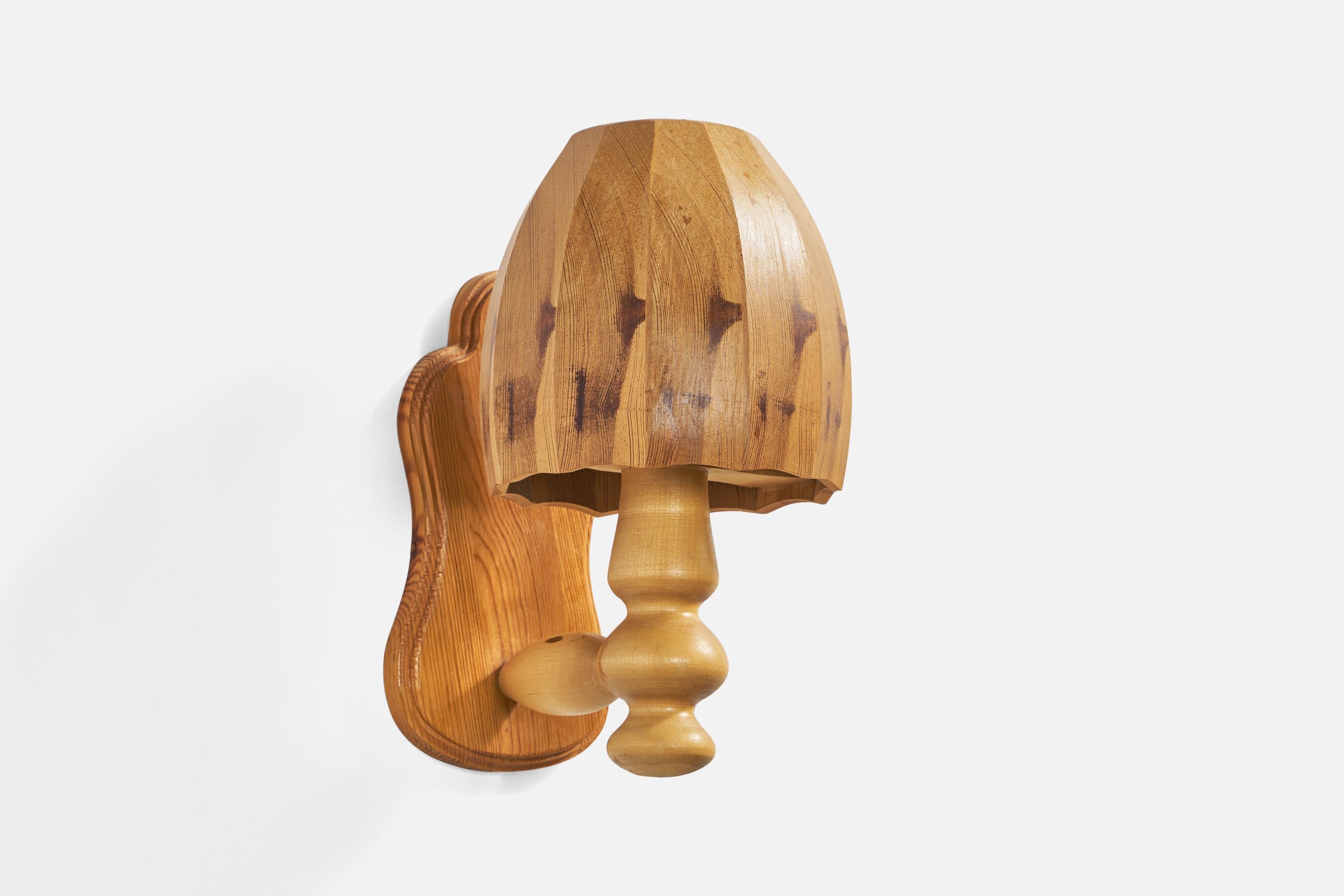 Eine Wandleuchte aus Kiefernholz, entworfen und hergestellt in Schweden, ca. 1970er Jahre.

Gesamtabmessungen (Zoll): 11,15