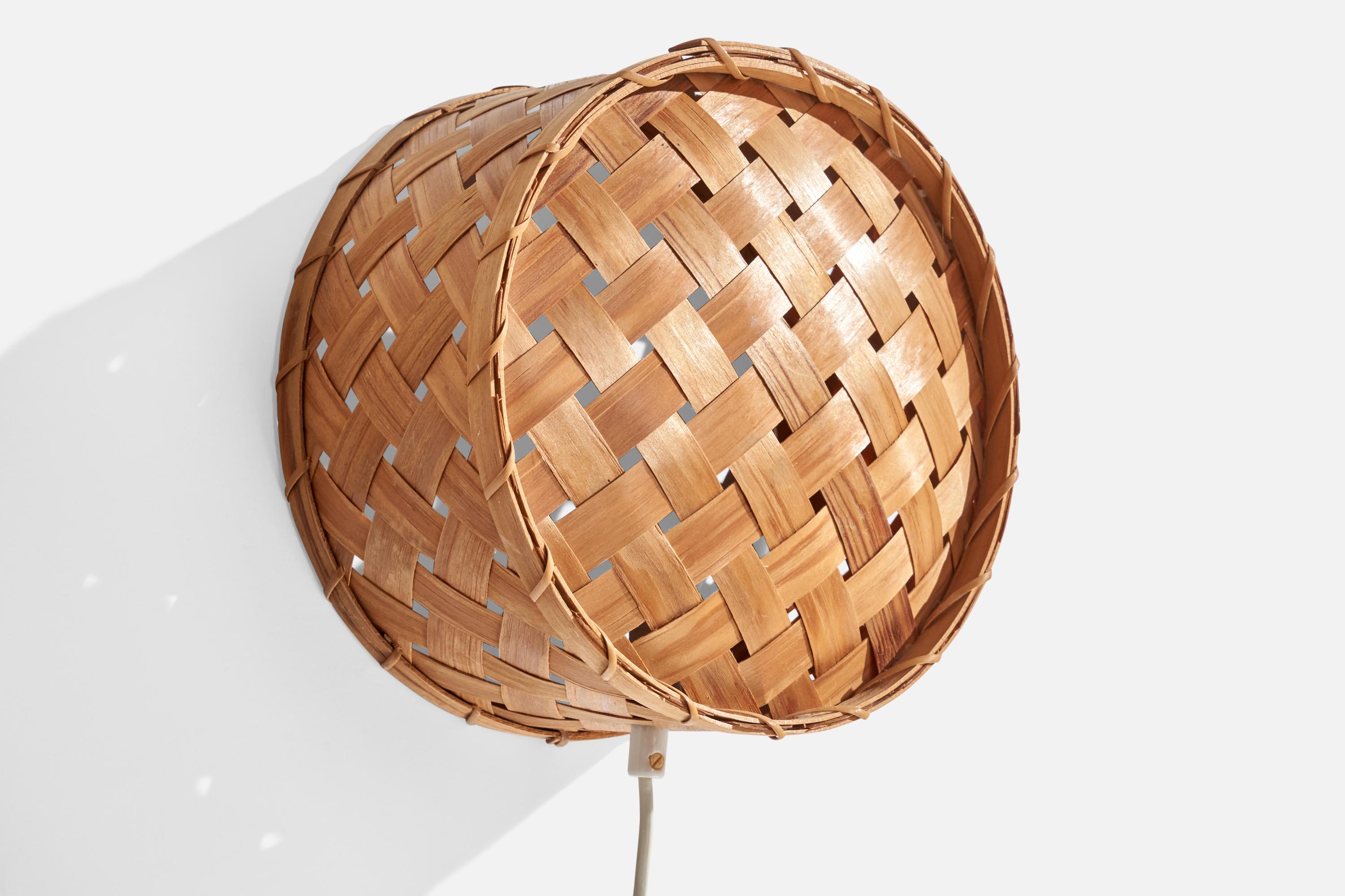 Un'applique in impiallacciatura di pino intrecciato progettata e prodotta in Svezia, negli anni '70 circa.

Dimensioni complessive (pollici): 10,25