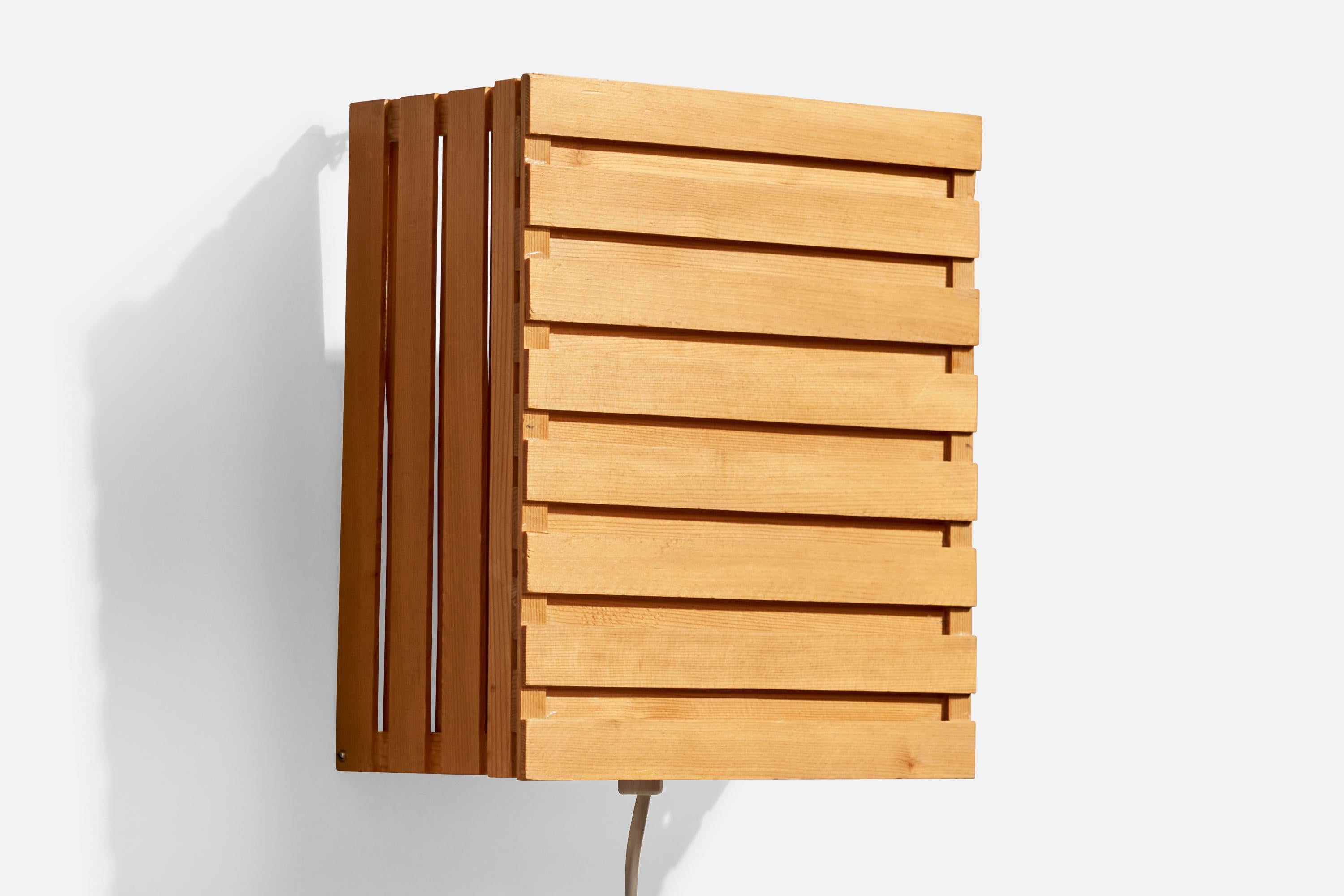 Eine Wandleuchte aus Kiefernholz, entworfen und hergestellt in Schweden, ca. 1970er Jahre.

Gesamtabmessungen (Zoll): 8,625