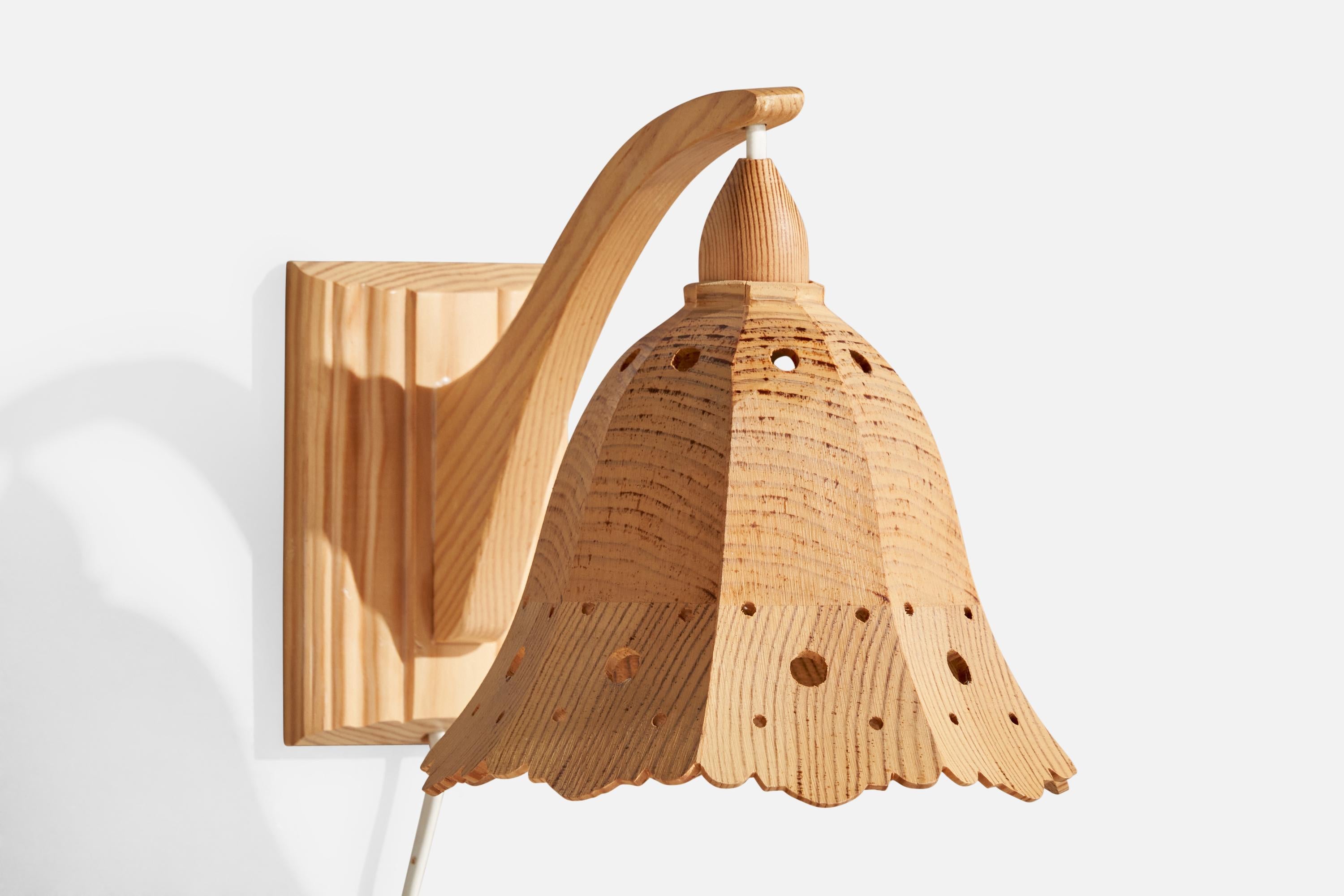 Eine Wandleuchte aus Kiefernholz, entworfen und hergestellt in Schweden, ca. 1970er Jahre.

Gesamtabmessungen (Zoll): 6,75