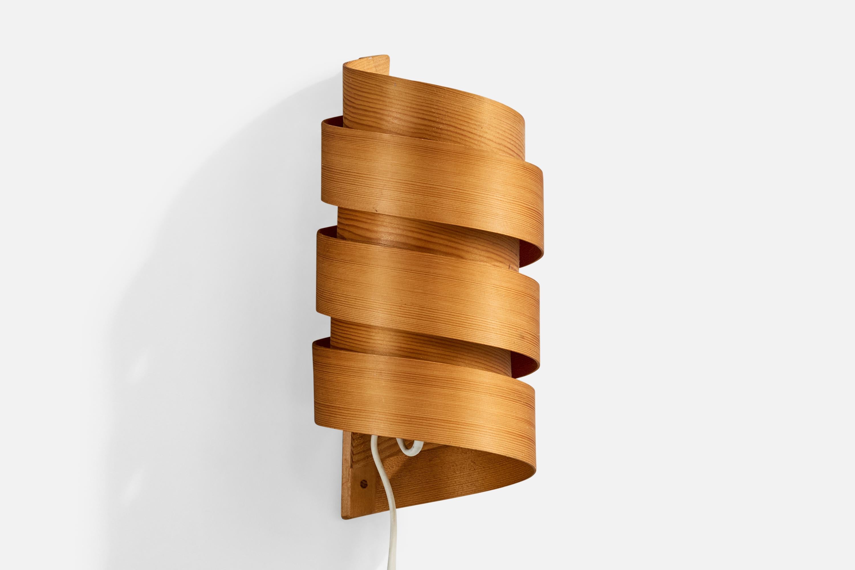 A moulded pine veneer wall light designed and produced in Sweden, c. 1970s.

Overall Dimensions (Inches): 10.75