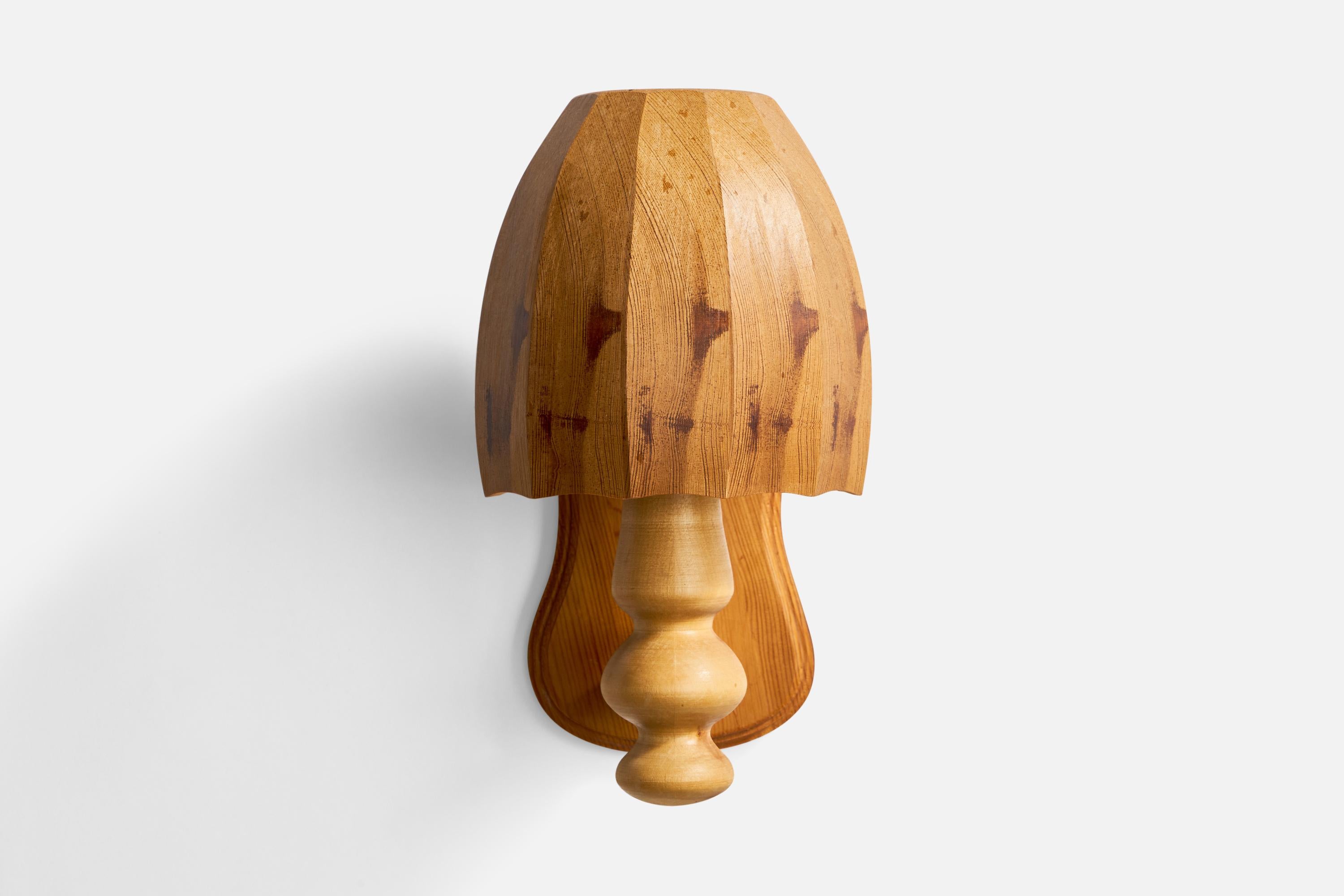 Schwedische Designerin, Wandleuchte, Kiefernholz, Schweden, 1970er Jahre im Zustand „Gut“ im Angebot in High Point, NC