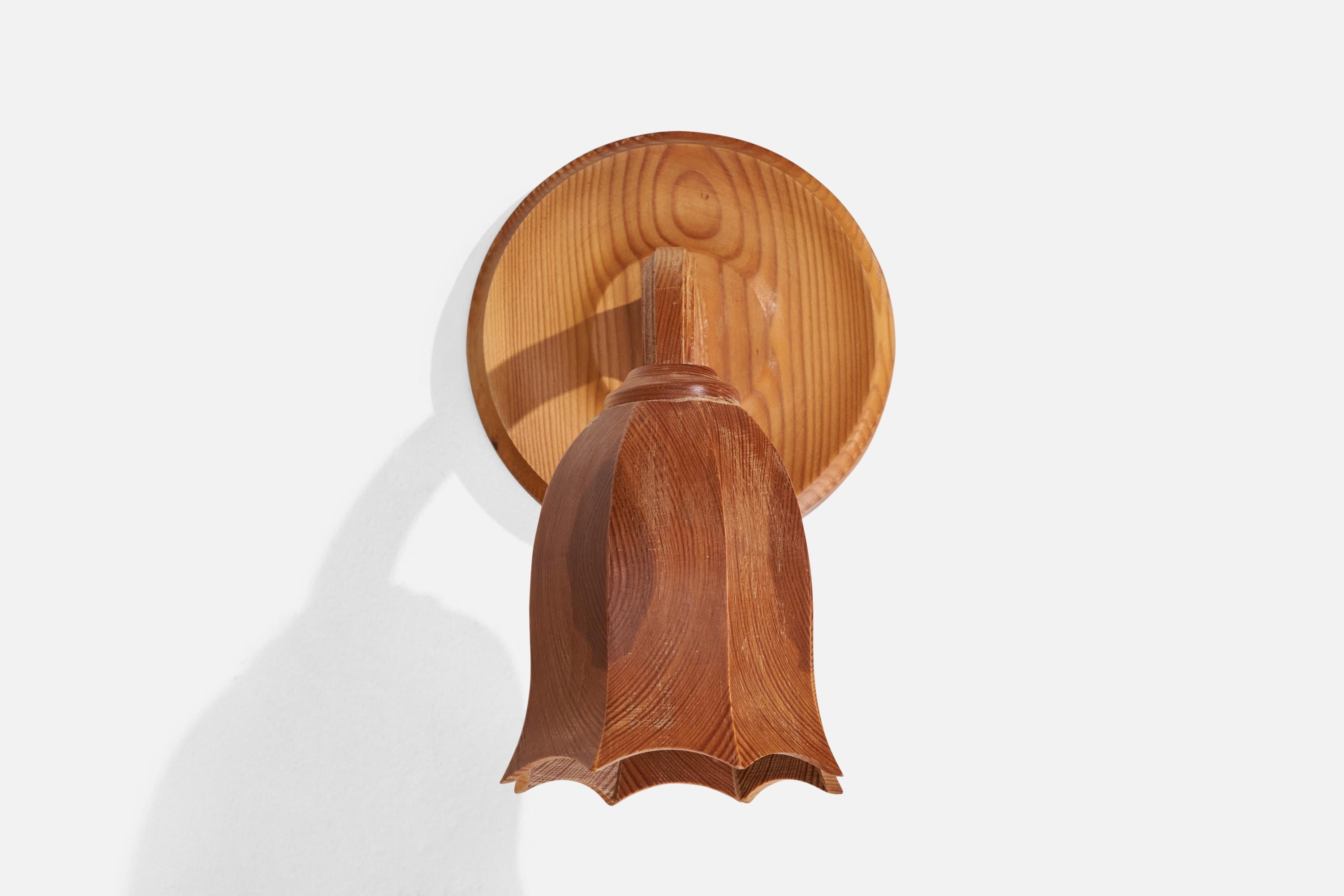 Swedish Designer, Wall Light, Pine, Sweden, 1970s In Good Condition For Sale In High Point, NC