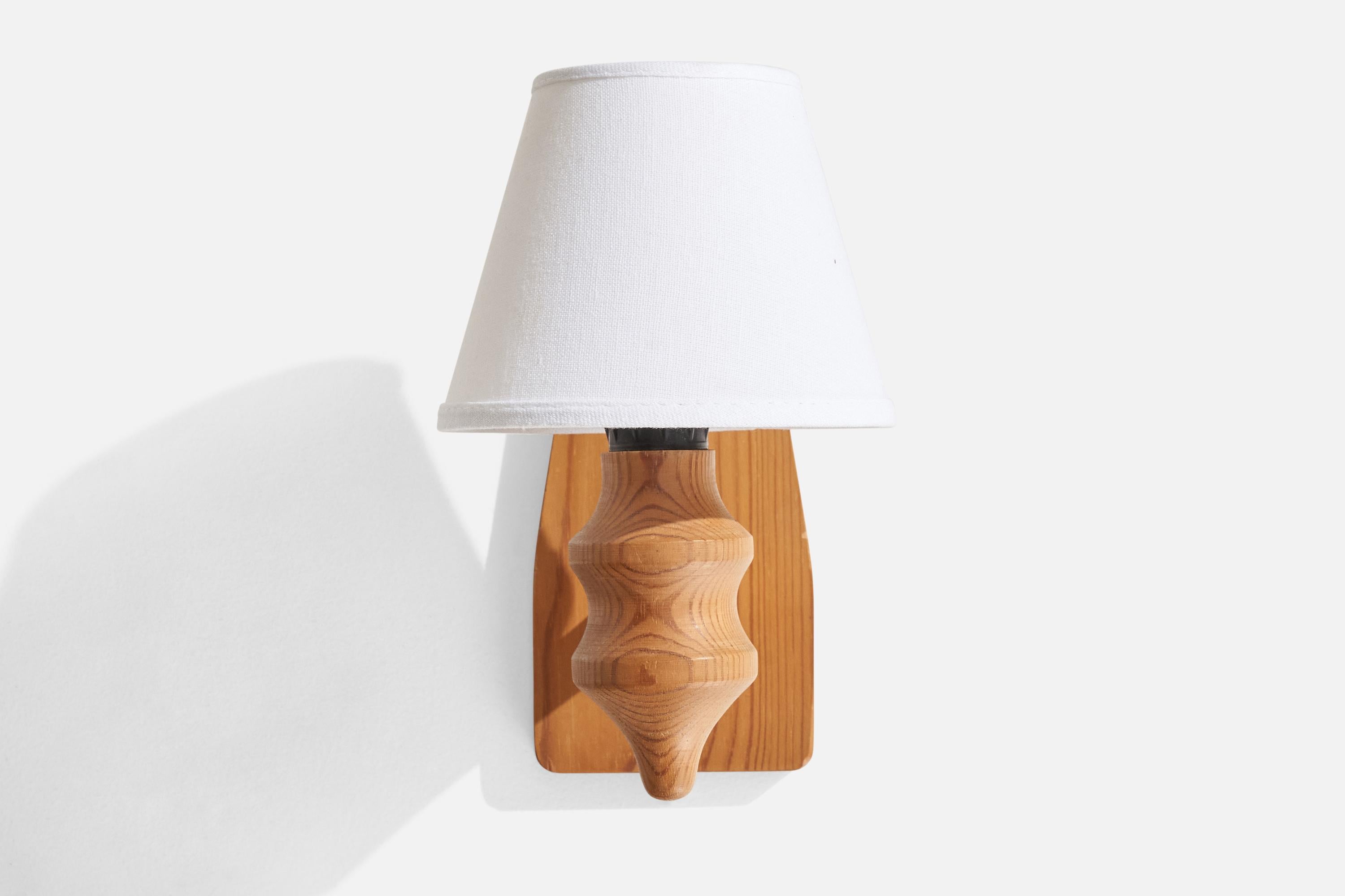 Schwedische Designerin, Wandleuchte, Kiefernholz, Schweden, 1970er Jahre im Zustand „Gut“ im Angebot in High Point, NC