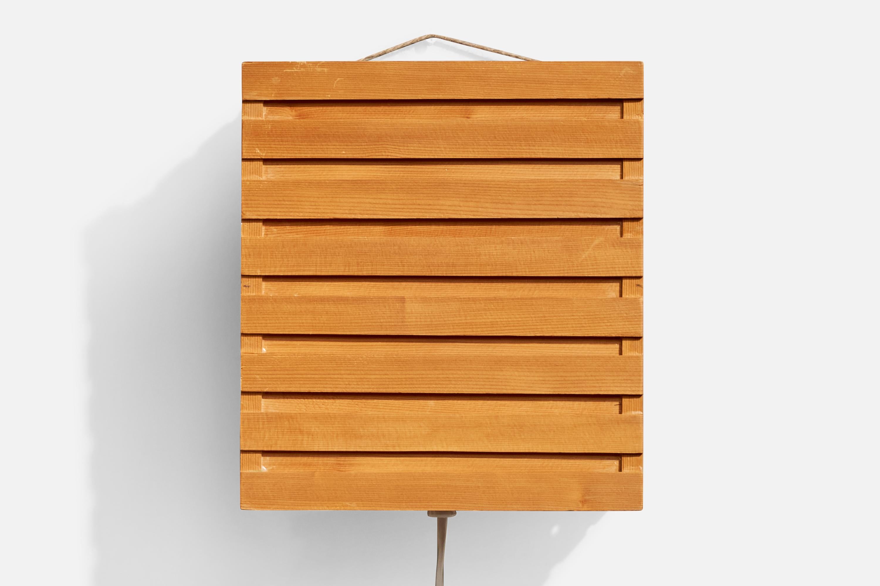 Schwedische Designerin, Wandleuchte, Kiefernholz, Schweden, 1970er Jahre (Skandinavische Moderne) im Angebot