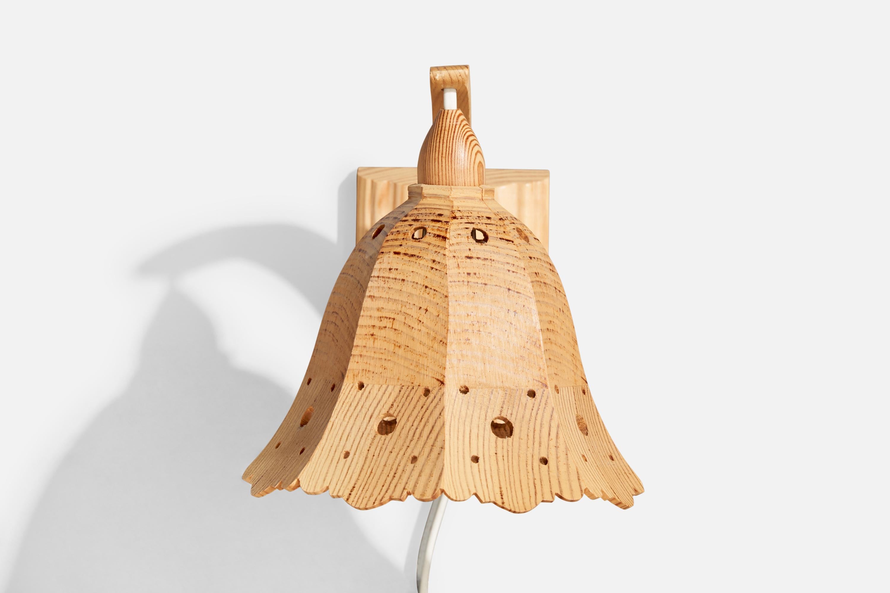 Schwedische Designerin, Wandleuchte, Kiefernholz, Schweden, 1970er Jahre im Zustand „Gut“ im Angebot in High Point, NC