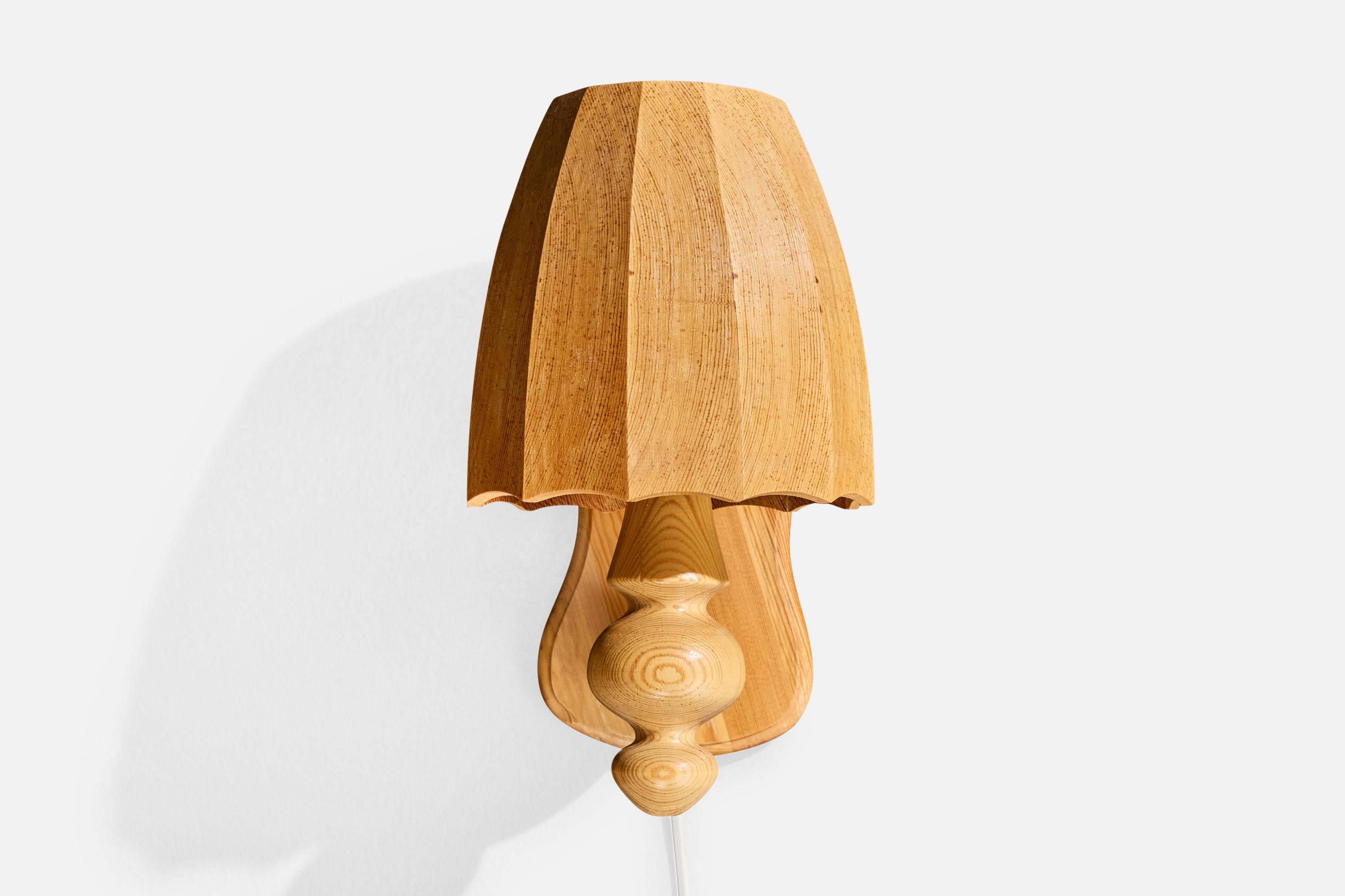 Diseñador sueco, Lámpara de pared, Pino, Suecia, Años 70 Moderno de mediados de siglo en venta