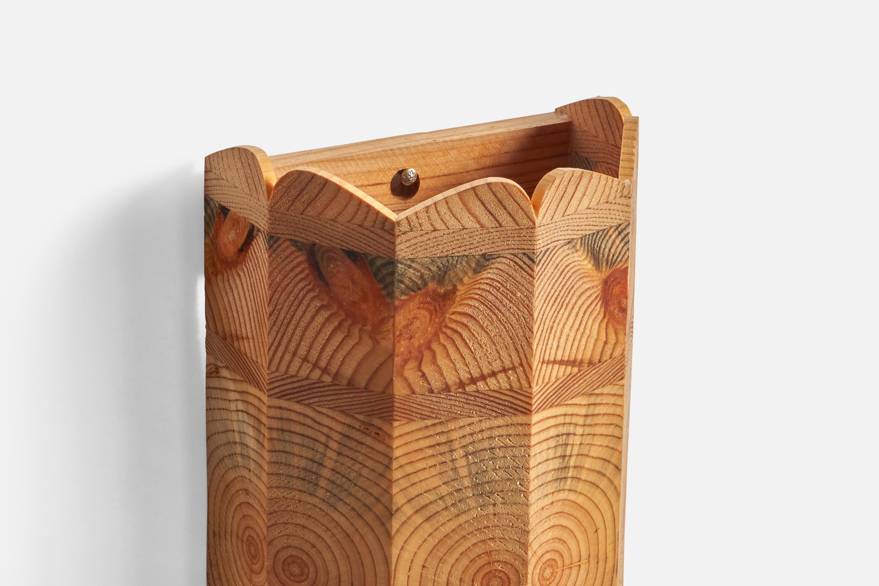 Schwedische Designerin, Wandleuchte, Kiefernholz, Schweden, 1970er Jahre im Zustand „Gut“ im Angebot in High Point, NC