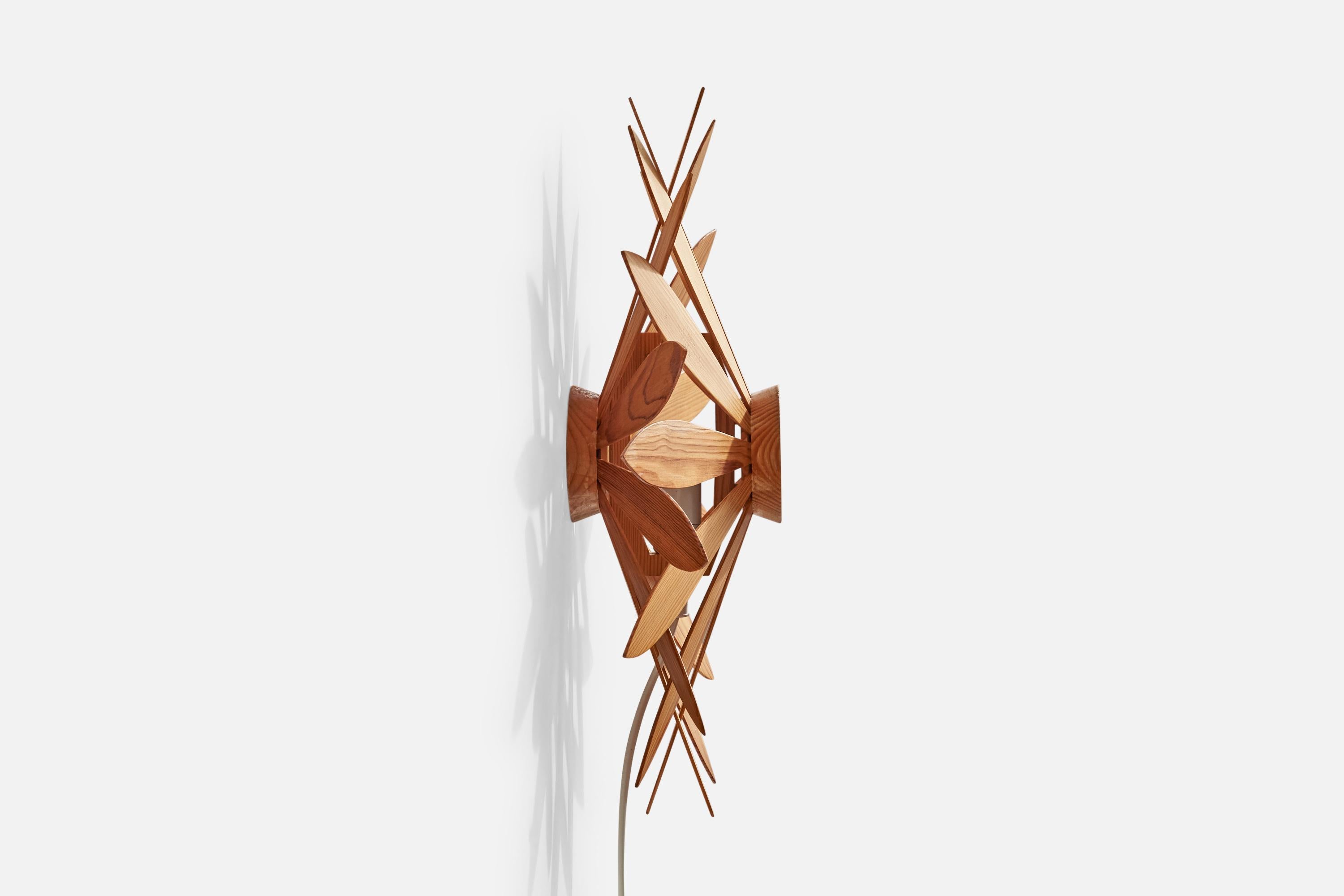 Schwedische Designerin, Wandleuchte, Kiefernholz, Schweden, 1970er Jahre (Ende des 20. Jahrhunderts)