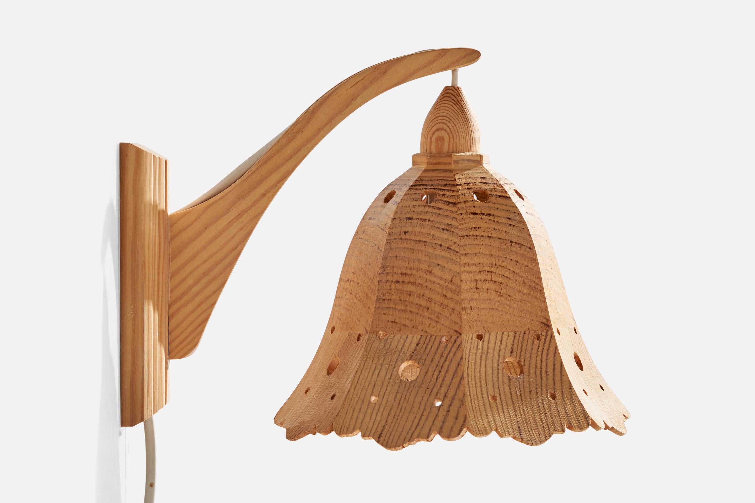 Schwedische Designerin, Wandleuchte, Kiefernholz, Schweden, 1970er Jahre (Ende des 20. Jahrhunderts) im Angebot
