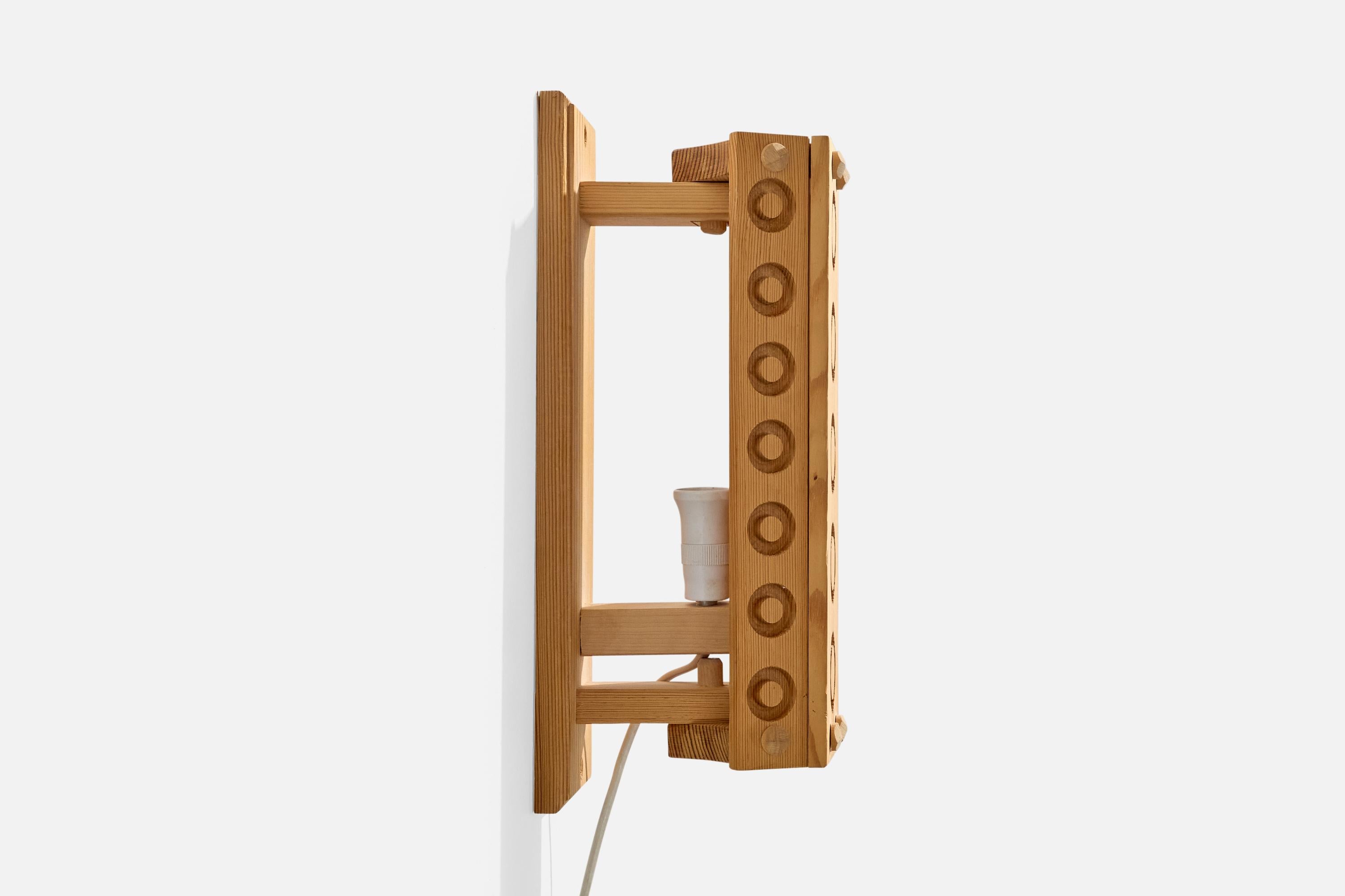 Schwedische Designerin, Wandleuchte, Kiefernholz, Schweden, 1970er Jahre (Ende des 20. Jahrhunderts) im Angebot