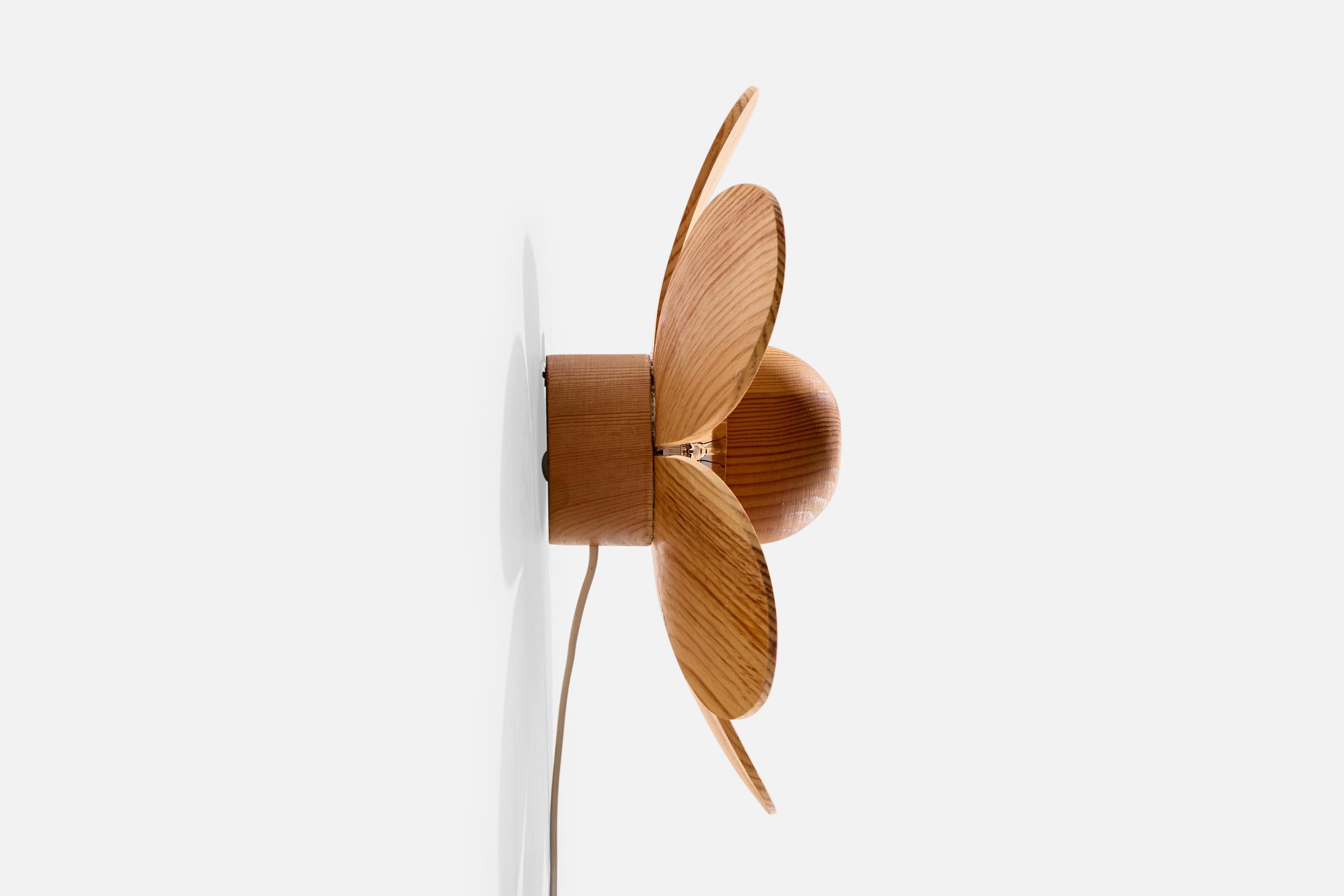 Swedish Designer, Wall Light, Pine, Sweden, 1970s In Good Condition For Sale In High Point, NC