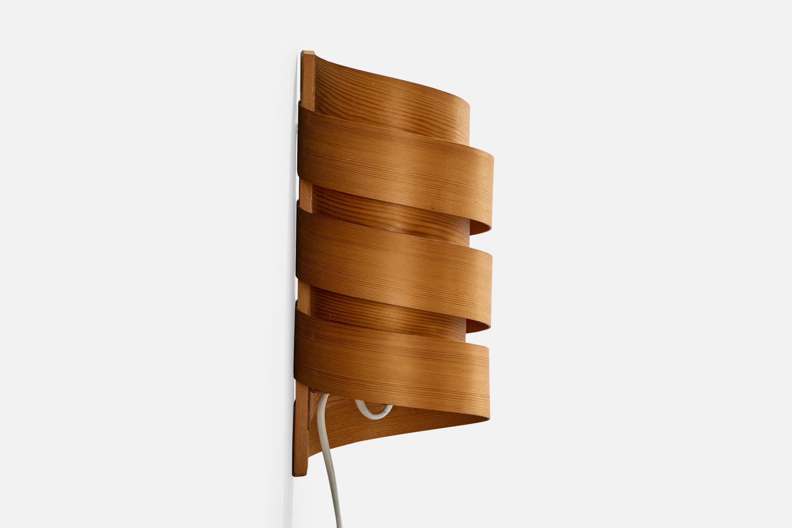 Swedish Designer, Wall Light, Pine, Sweden, 1970s In Good Condition For Sale In High Point, NC