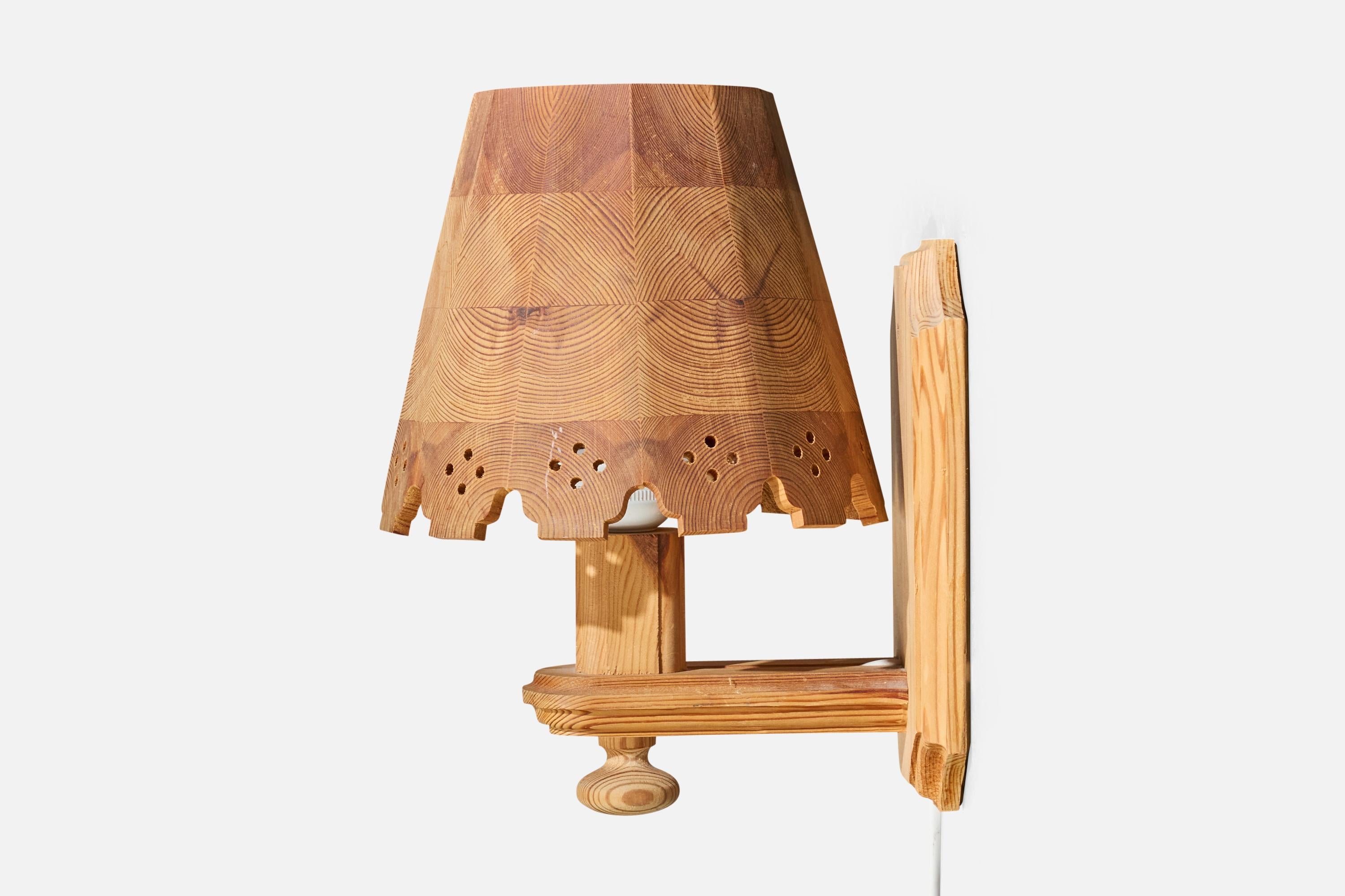 Swedish Designer, Wall Light, Pine, Sweden, 1970s In Good Condition For Sale In High Point, NC