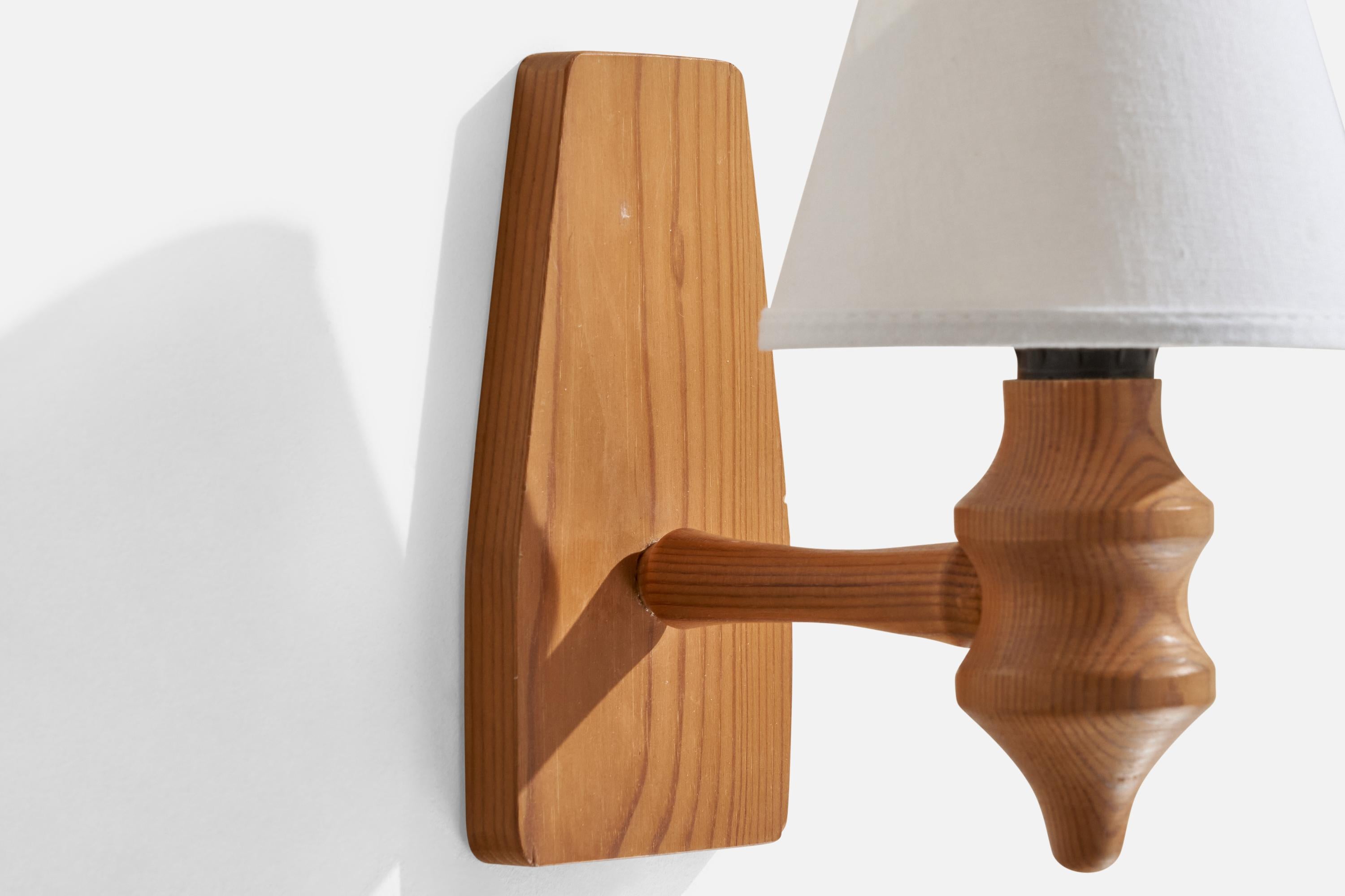 Schwedische Designerin, Wandleuchte, Kiefernholz, Schweden, 1970er Jahre (Stoff) im Angebot