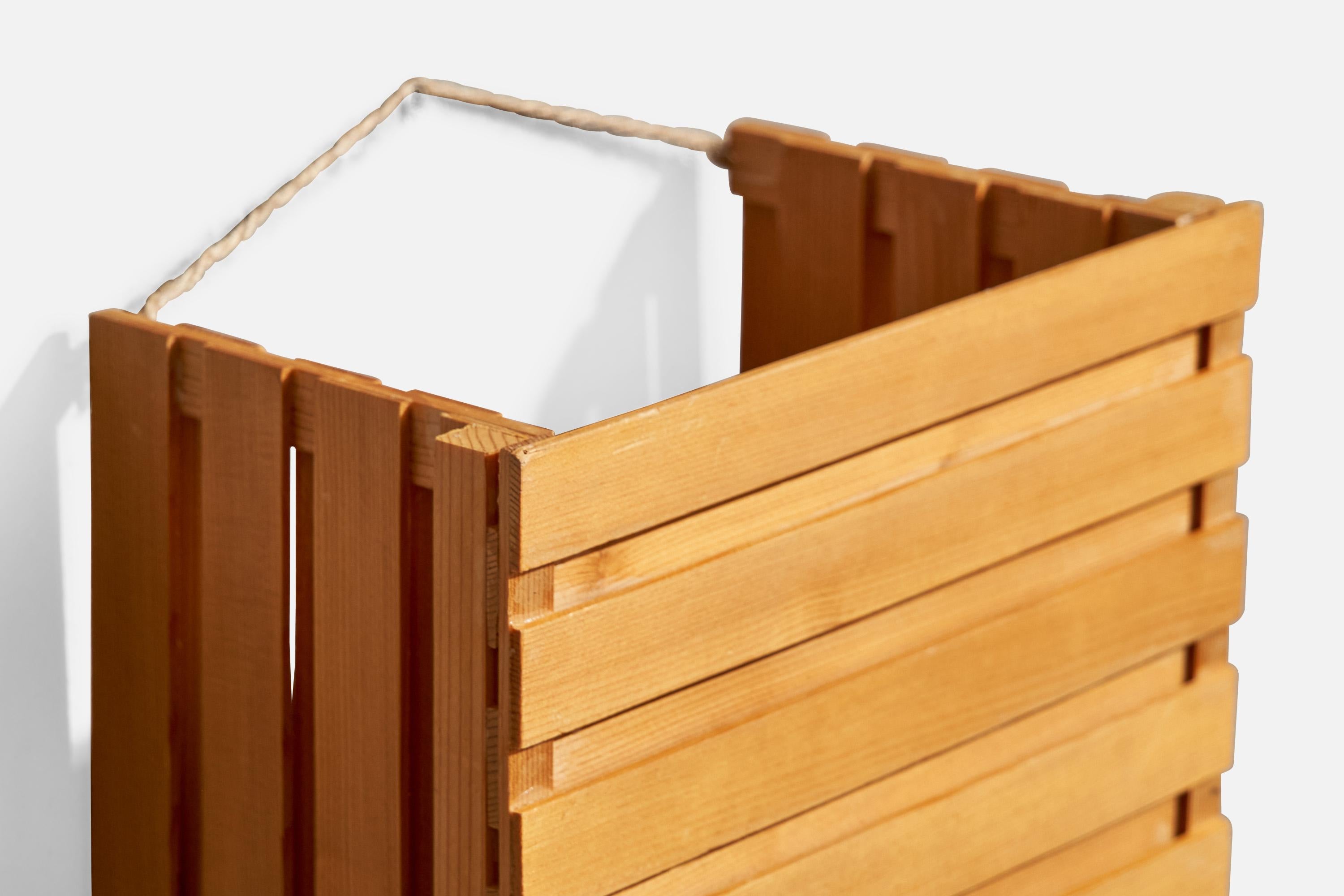 Schwedische Designerin, Wandleuchte, Kiefernholz, Schweden, 1970er Jahre (Ende des 20. Jahrhunderts) im Angebot
