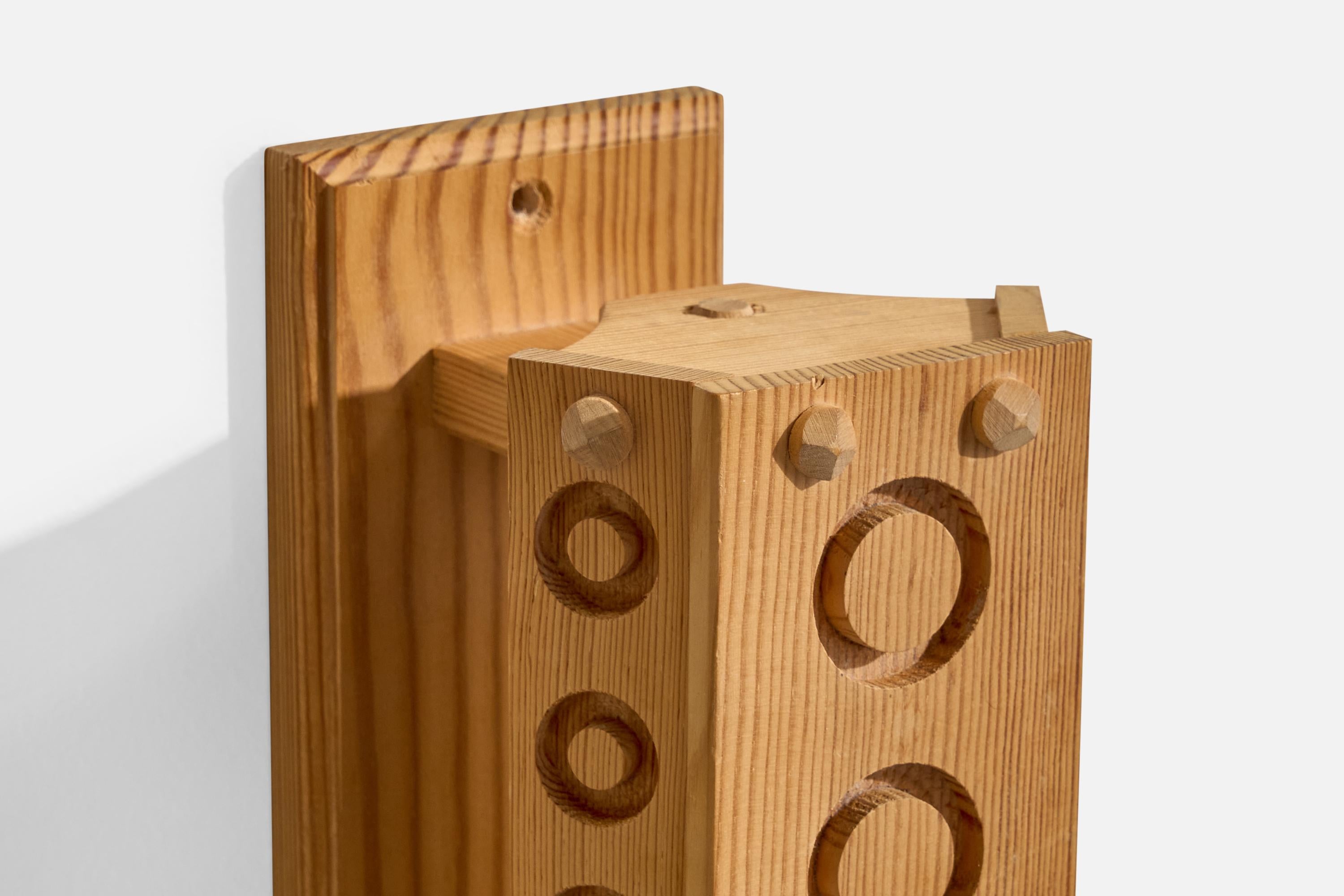 Schwedische Designerin, Wandleuchte, Kiefernholz, Schweden, 1970er Jahre im Angebot 1