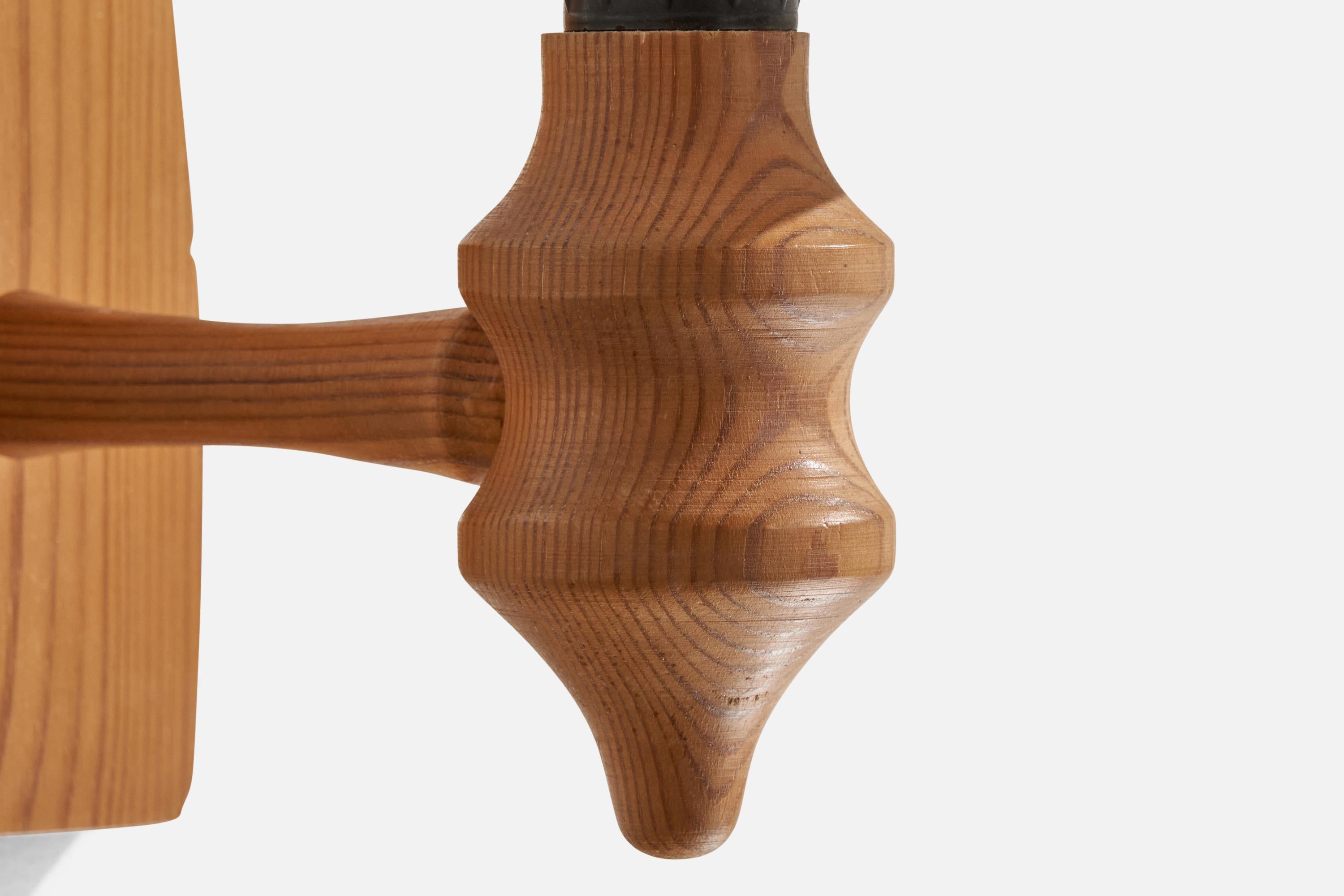 Schwedische Designerin, Wandleuchte, Kiefernholz, Schweden, 1970er Jahre im Angebot 1