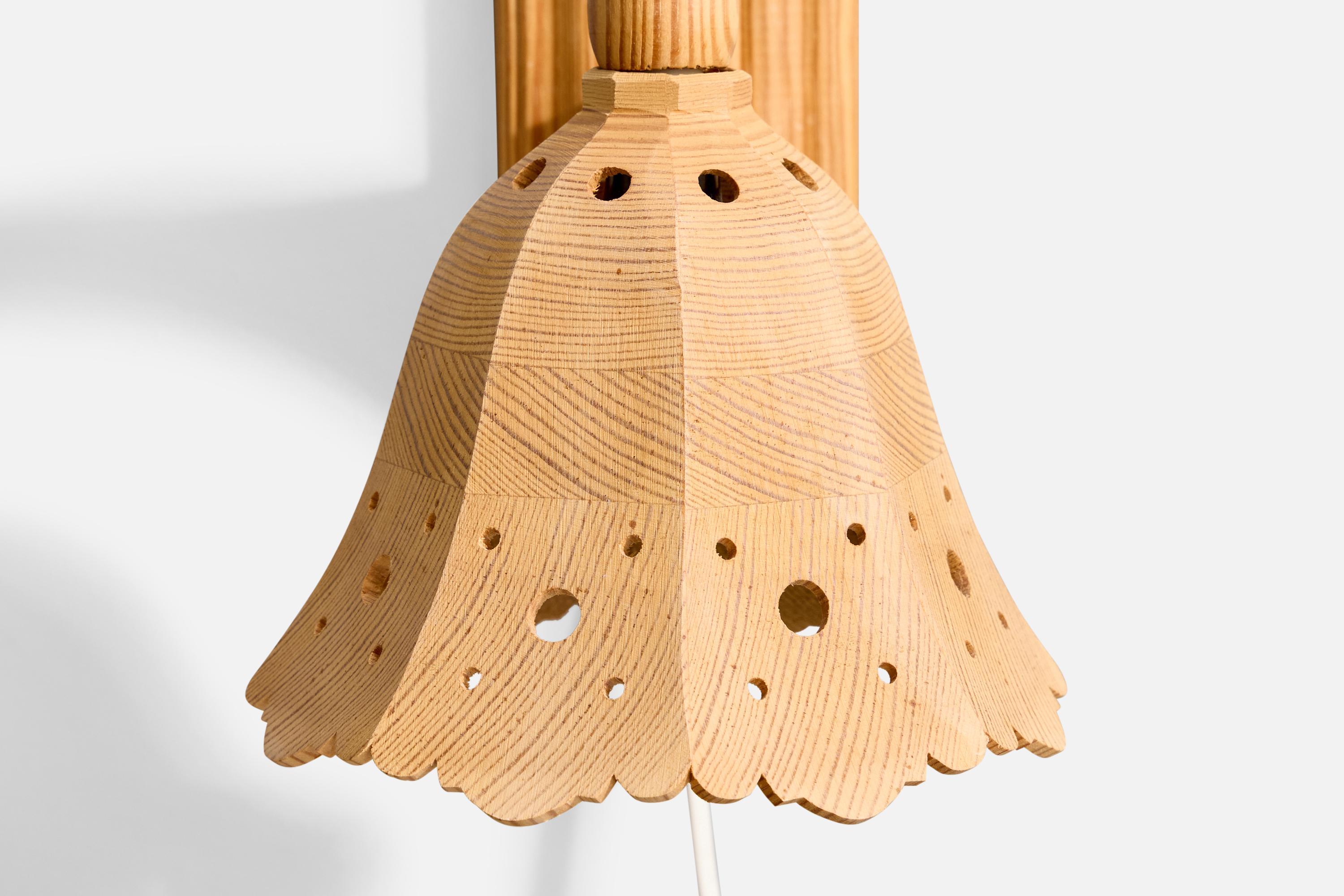 Diseñador sueco, Lámpara de pared, Pino, Suecia, Años 70 Madera en venta