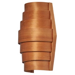 Schwedische Designerin, Wandleuchte, Kiefernholz, Schweden, 1970er Jahre