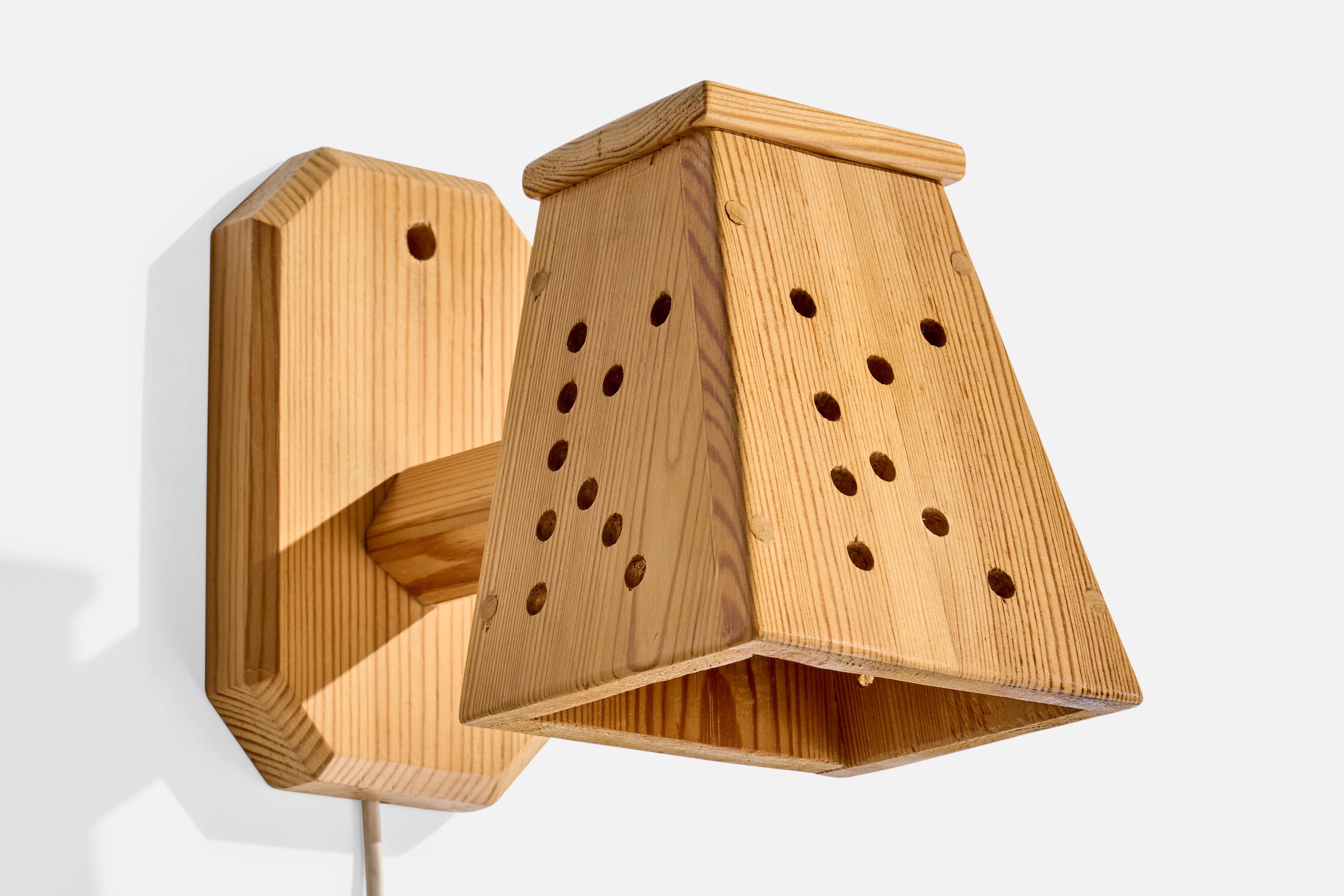 A pine wall light designed and produced in Sweden, c. 1980s.

Wear consistent with age and use

Overall Dimensions (Inches): 7.0