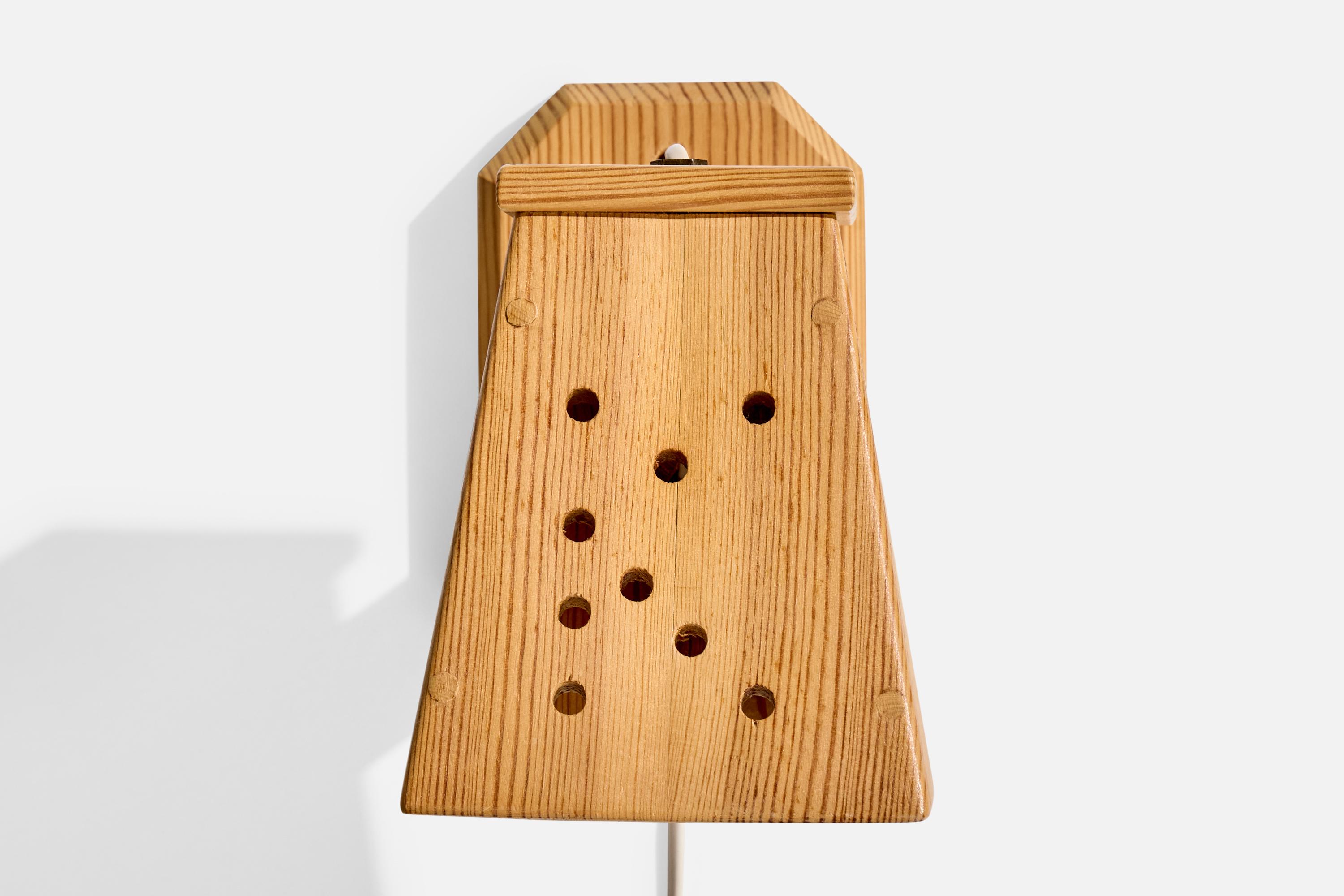 Swedish Designer, Wall Light, Pine, Sweden, 1980s In Good Condition For Sale In High Point, NC