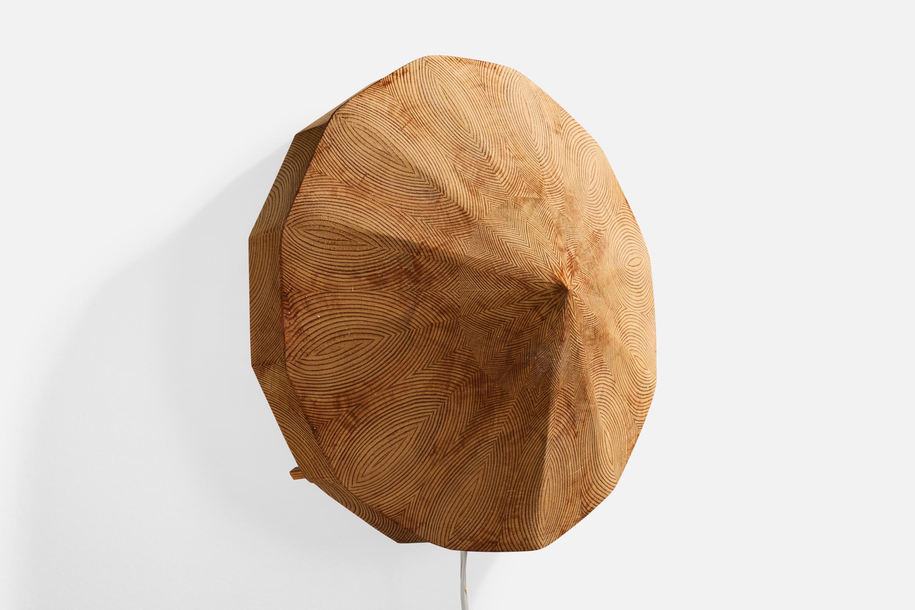 Un'applique in pino progettata e prodotta in Svezia, datata 1988.

Dimensioni complessive (pollici): 14,25 