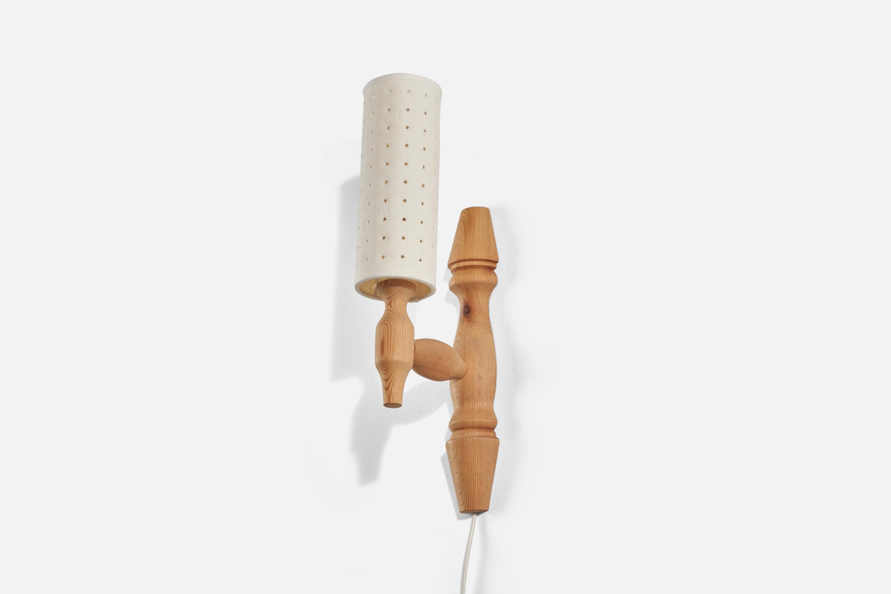 Eine Wandleuchte aus Kiefer und weißem Stoff, entworfen und hergestellt in Schweden in den 1970er Jahren.

Verkauft mit Lampenschirm(en). Die angegebenen Maße beziehen sich auf die Leuchte mit Schirm(en).

Abmessungen der Rückplatte (Zoll) : 12,93 x
