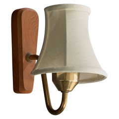Schwedische Designerin, Wandleuchte, Teakholz, Messing, Stoff, Schweden, 1950er Jahre