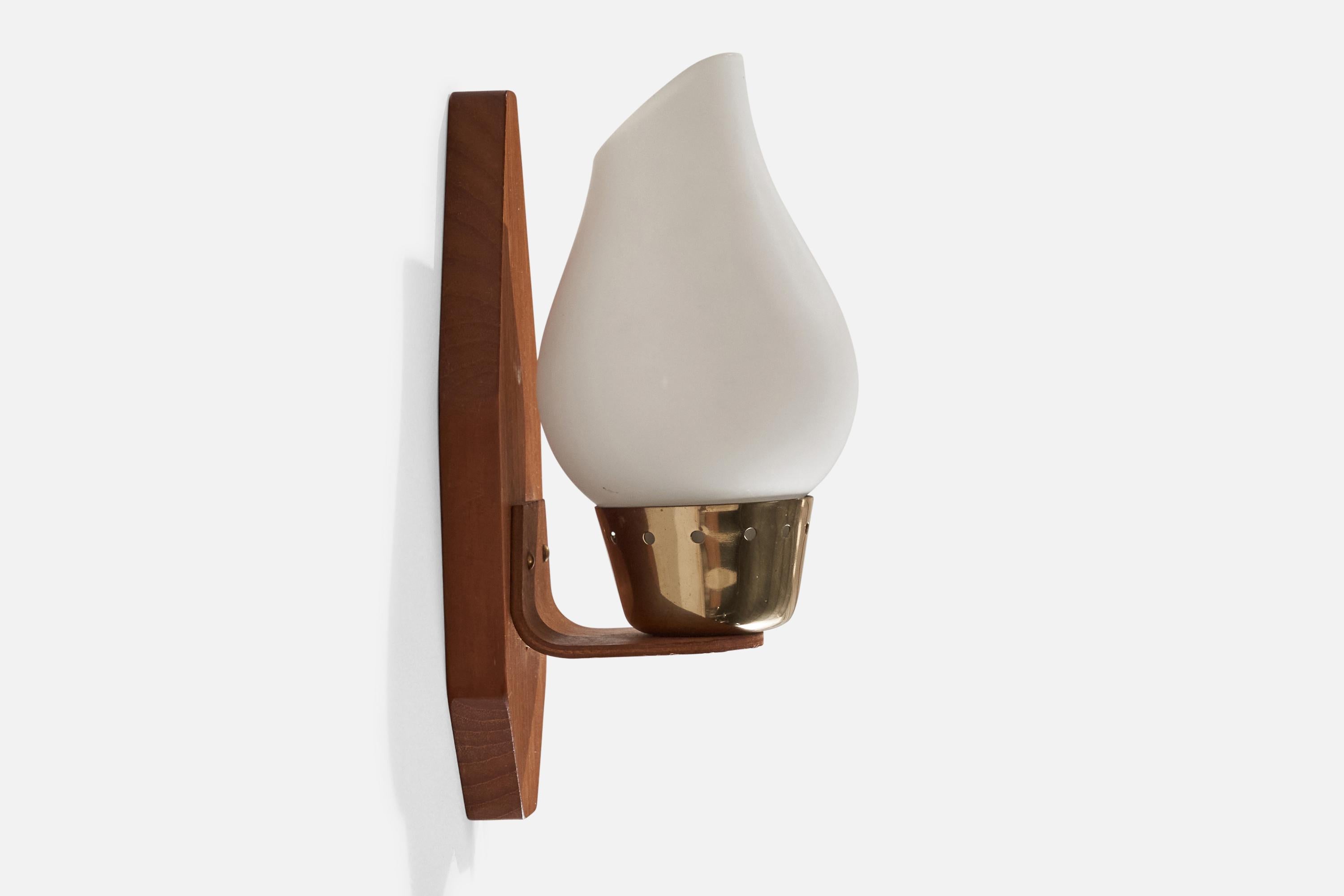 Swedish Designer, Wall Light, Teak, Brass, Glass, Sweden, 1950s In Good Condition For Sale In High Point, NC