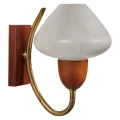 Diseñador sueco, aplique de pared, teca, latón, cristal, Suecia, años 50