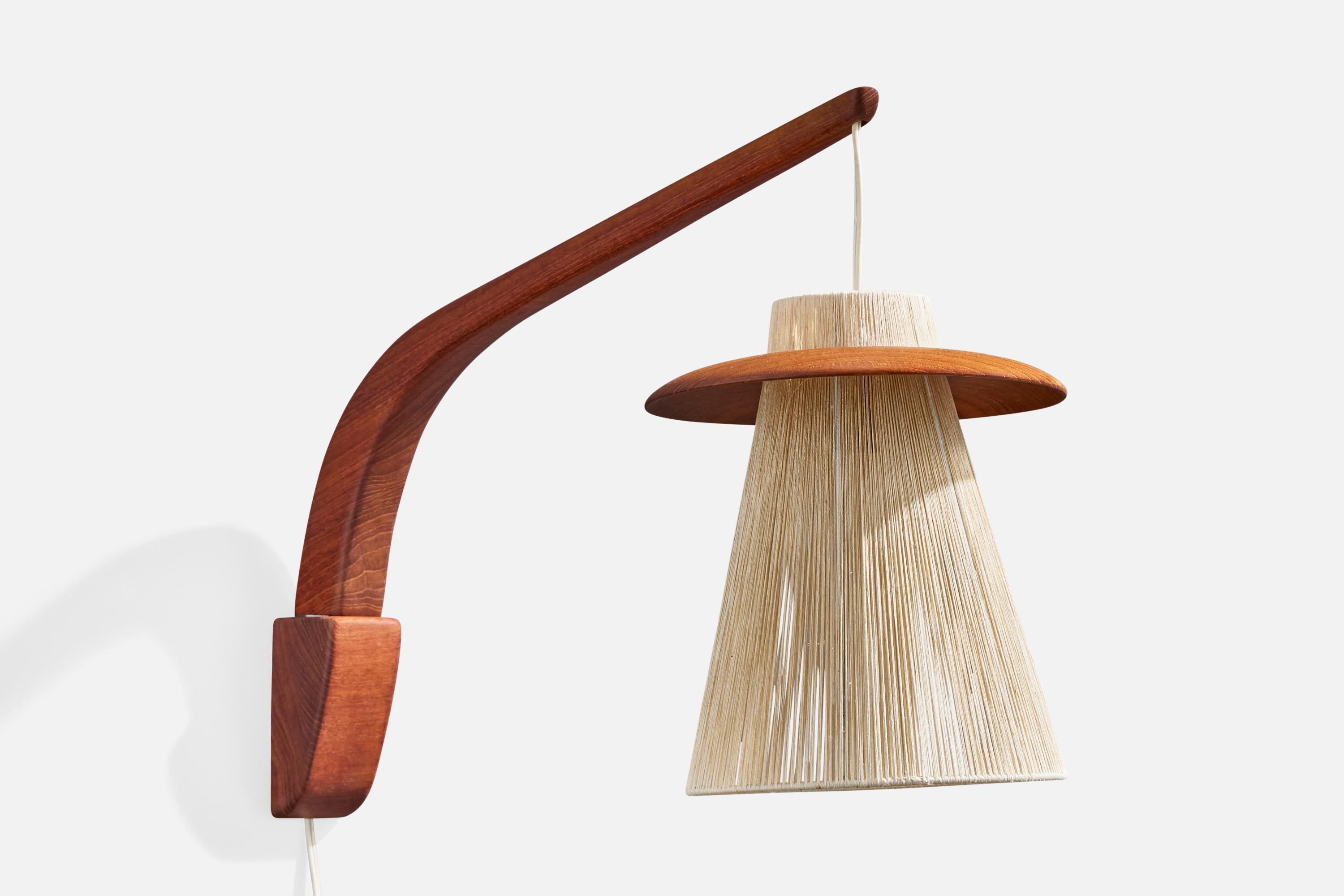 Un'applique regolabile in teak e tessuto beige progettata e prodotta in Svezia, negli anni '50 circa.

Dimensioni complessive (pollici): 14,0 