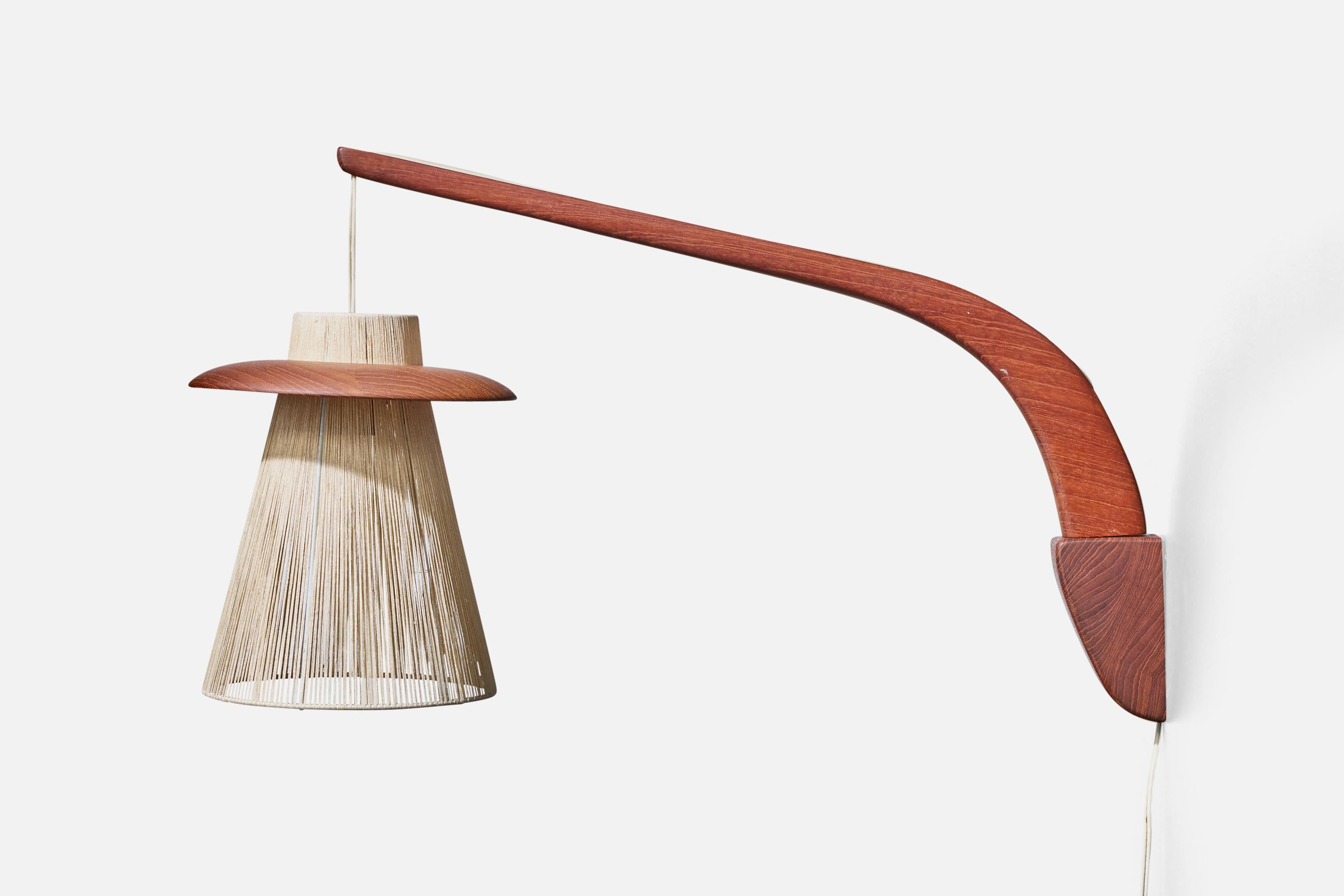 Svedese Lampada da parete di design svedese, teak, tessuto, Svezia, anni '50 in vendita