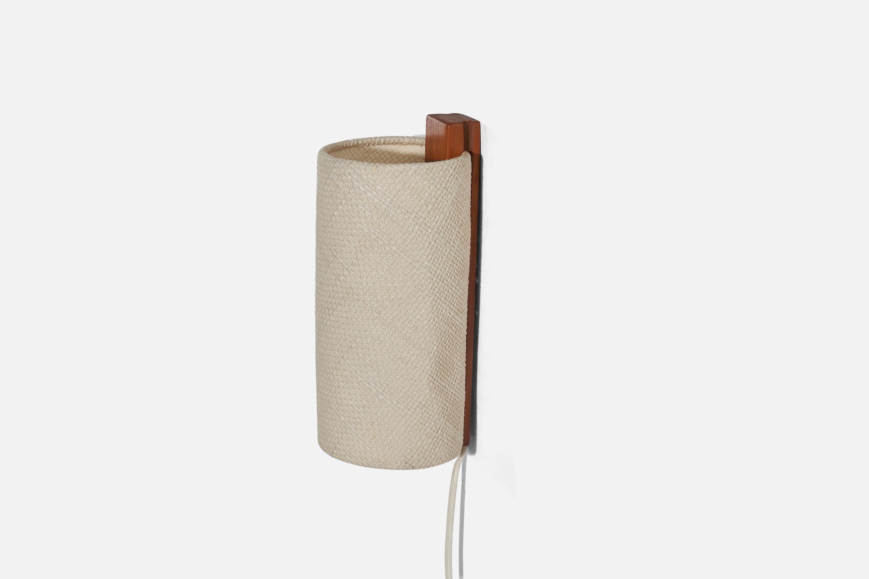 Svedese Lampada da parete di design svedese, teak, tessuto, Svezia, C.C. anni '50 in vendita