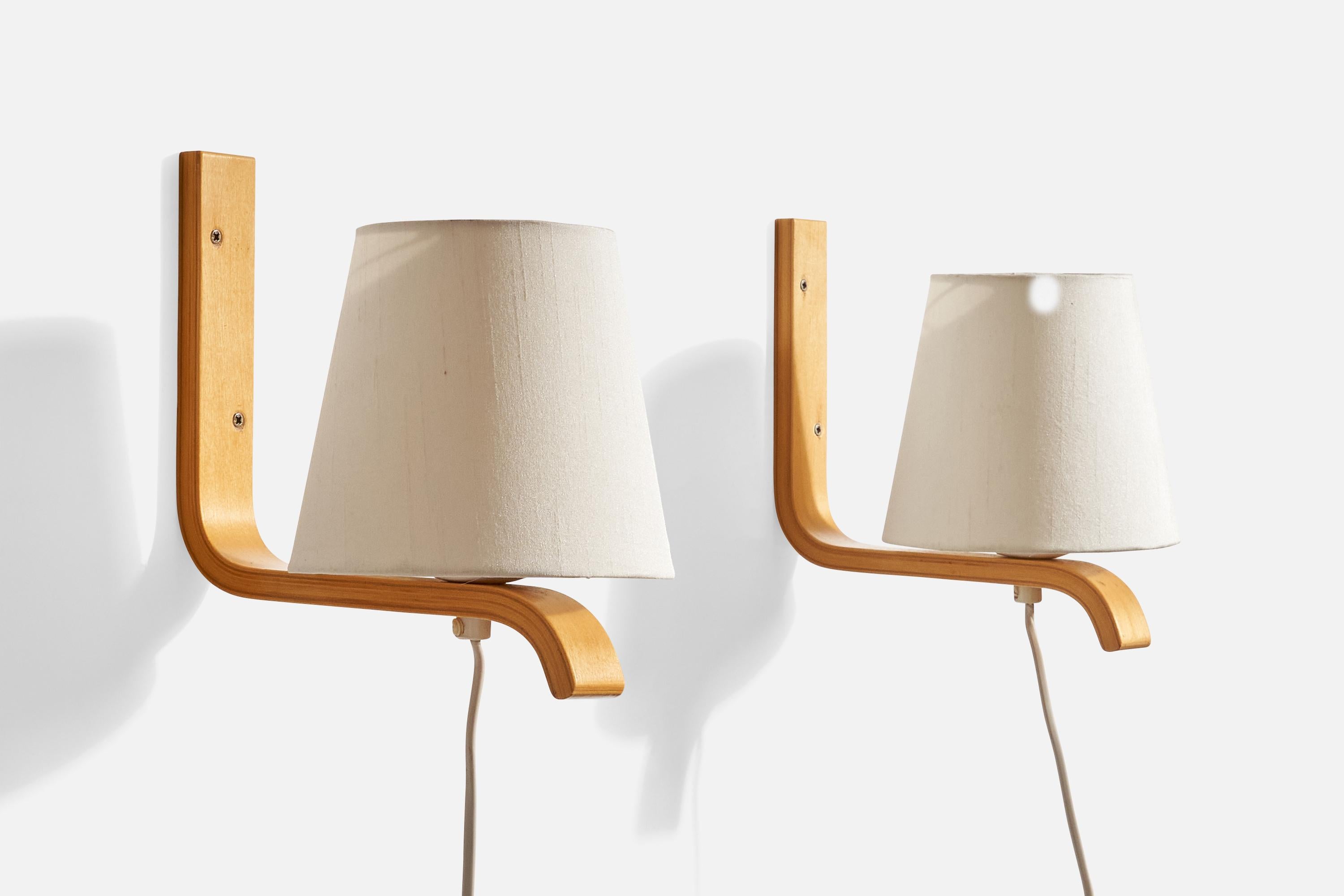 Pareja de apliques de madera curvada y tela blanca diseñados y fabricados en Suecia, c. 1970.

Dimensiones totales (pulgadas): 9