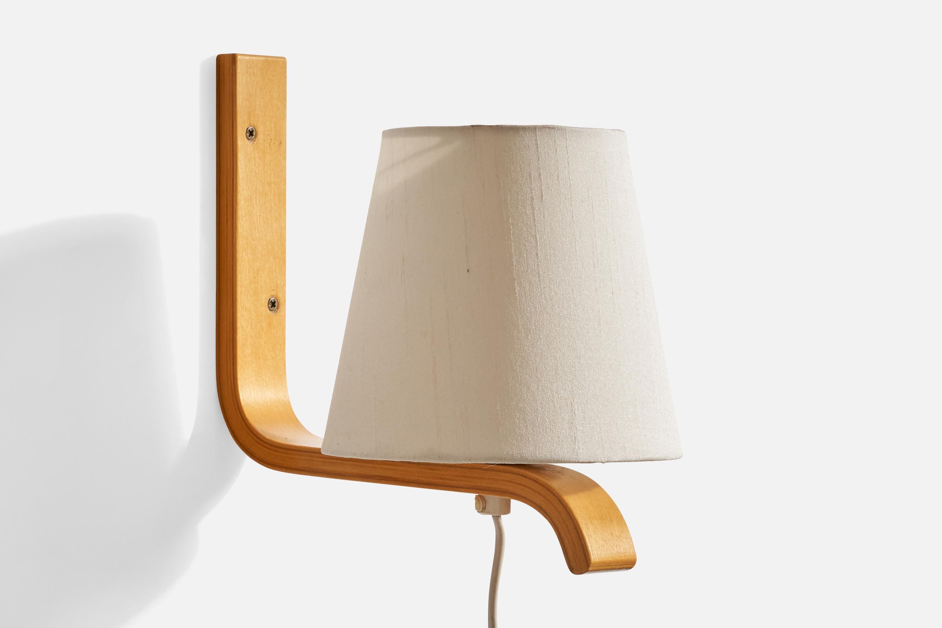 Diseñador sueco, apliques, madera curvada, tela, Suecia, años 70 en Bueno estado para la venta en High Point, NC