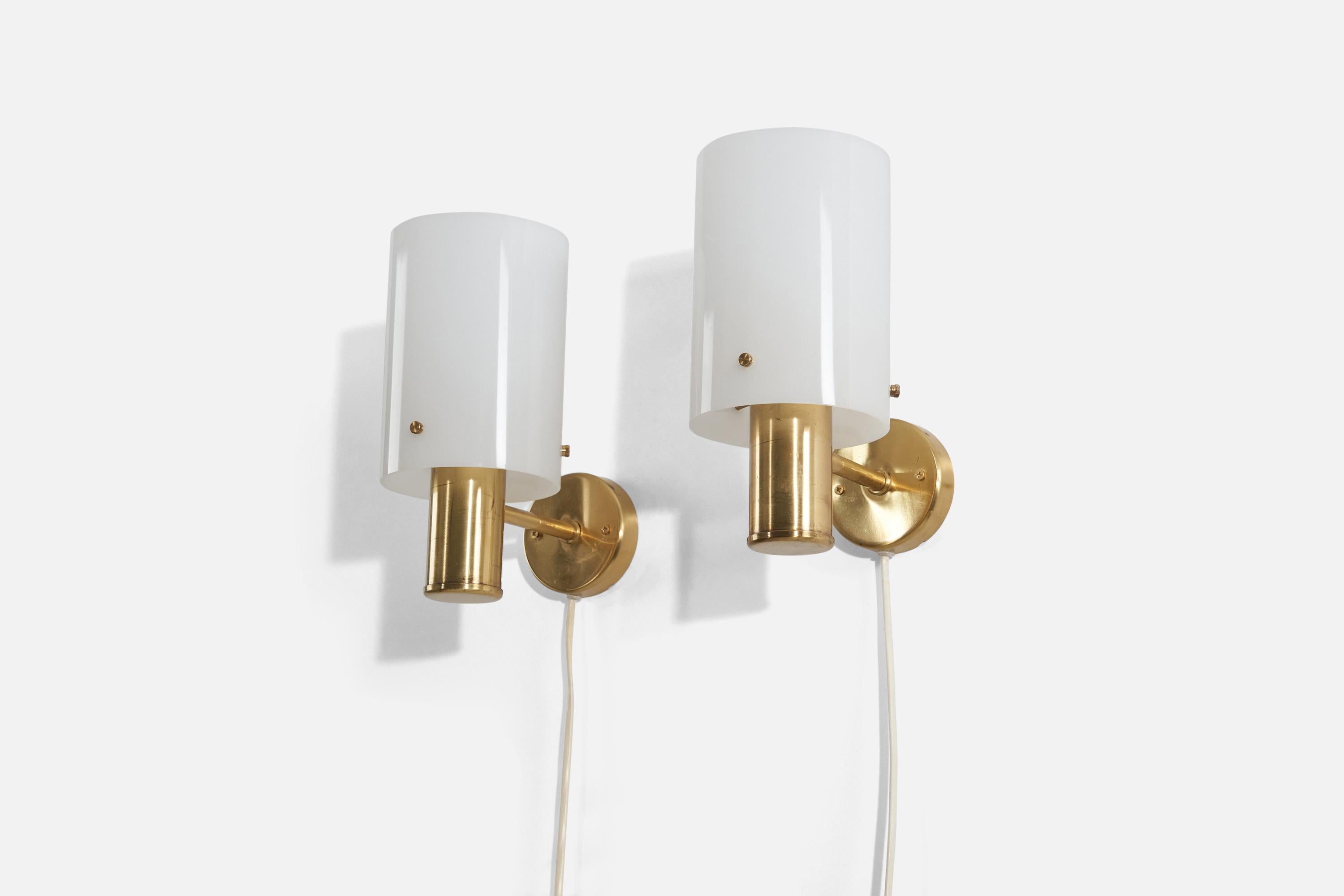 A pair of brass and acrylic wall lights produced by a Swedish designer, Sweden, 1960s.

Dimensions of the back plate (inches) : 3.4375 x 3.4375 x 0.875 (H x W x D).