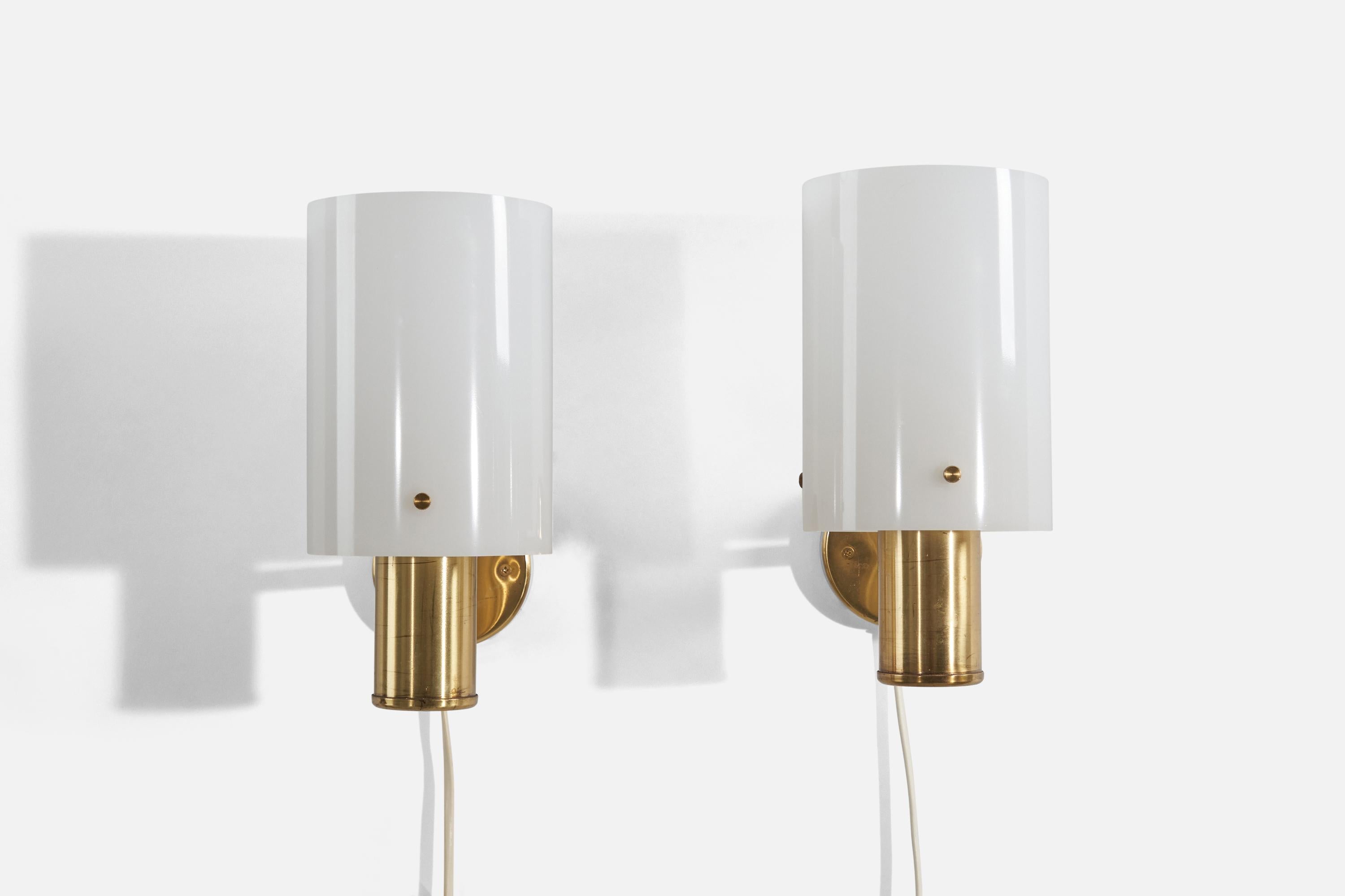 Swedish Designer, Wall Lights, Brass, Acrylic, Sweden, 1960s In Good Condition For Sale In High Point, NC