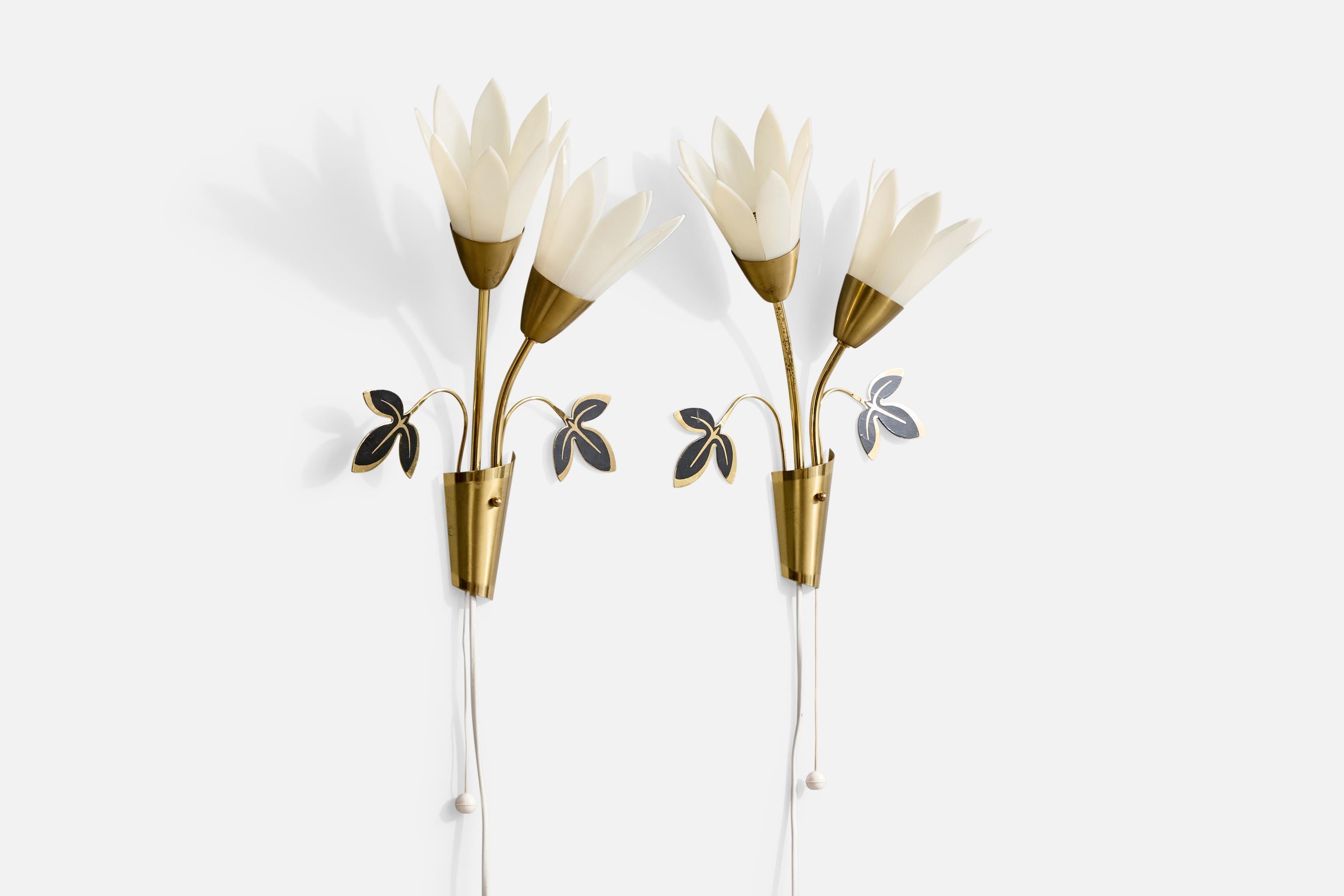 Swedish Designer, Wall Lights, Brass, Acrylic, Sweden, 1970s (Moderne der Mitte des Jahrhunderts) im Angebot