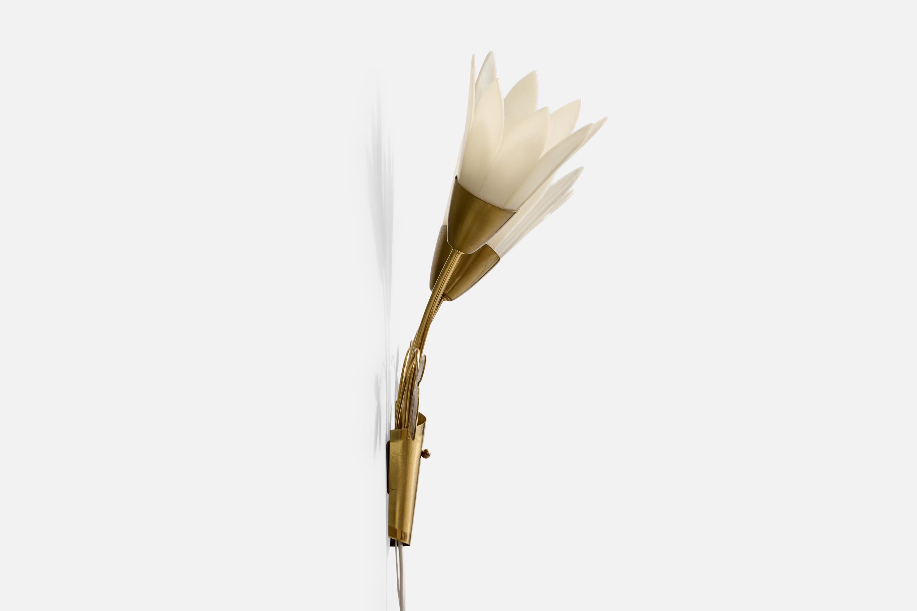 Swedish Designer, Wall Lights, Brass, Acrylic, Sweden, 1970s im Zustand „Gut“ im Angebot in High Point, NC