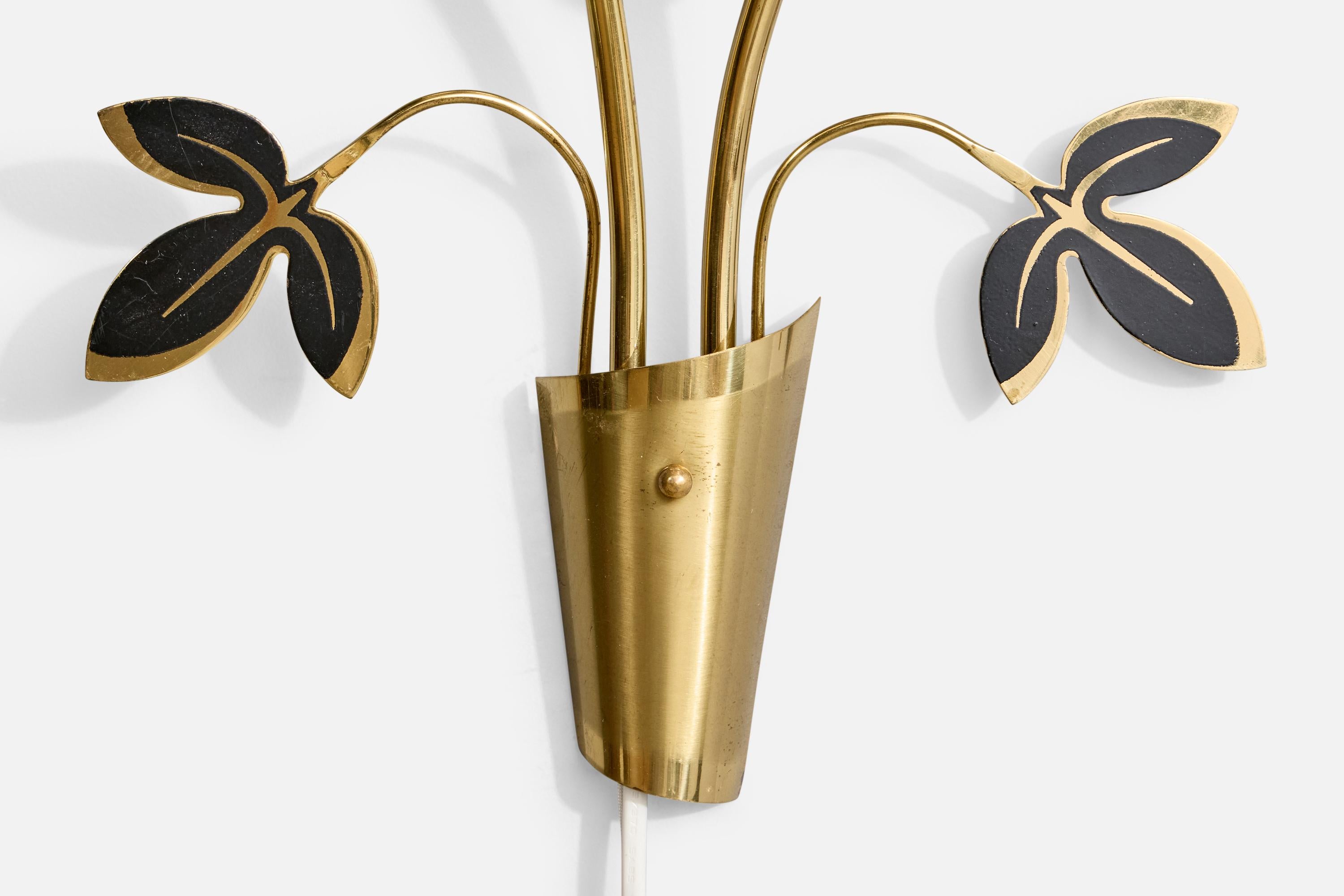 Swedish Designer, Wall Lights, Brass, Acrylic, Sweden, 1970s (Ende des 20. Jahrhunderts) im Angebot