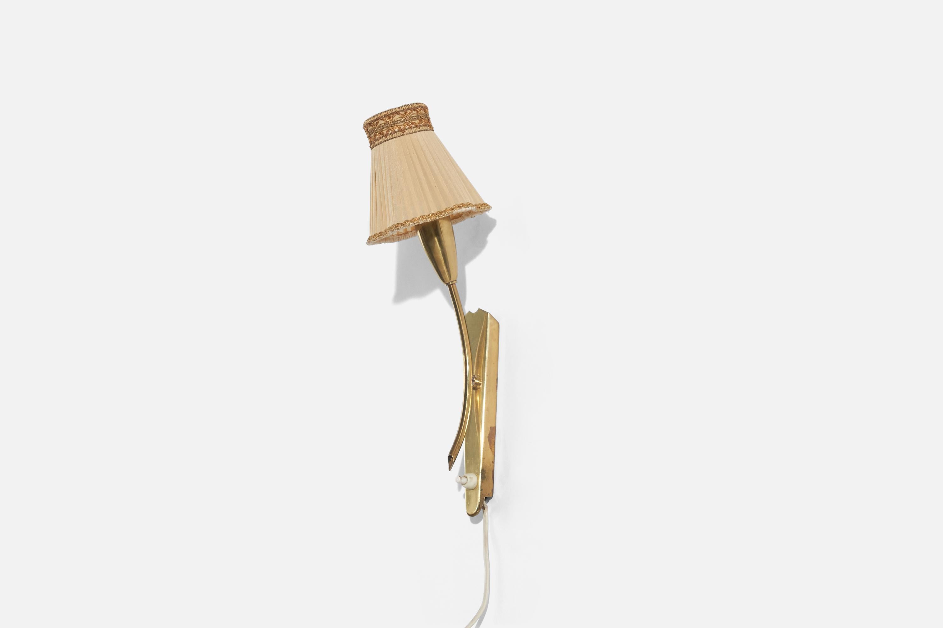 Ein Paar Wandleuchten aus Messing und Stoff, entworfen und hergestellt in Schweden, ca. 1940er Jahre.

Verkauft mit Lampenschirm. 
Die angegebenen Maße beziehen sich auf den Wandleuchter mit Schirm. 
Abmessungen der Rückwand (Zoll): (7,5 x 1,37