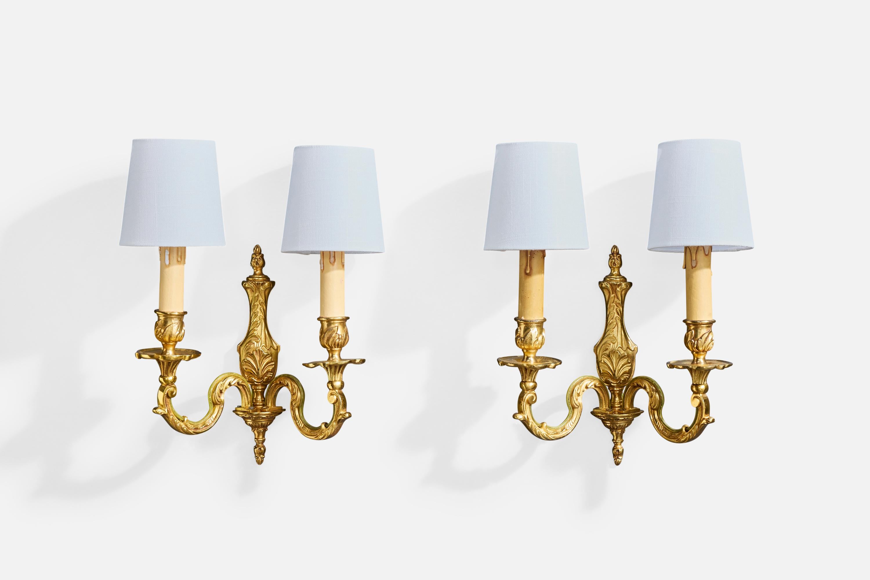 Coppia di lampade da parete in ottone, plastica gialla e tessuto bianco, probabilmente progettate e prodotte in Svezia, anni '40 circa.

Dimensioni complessive (pollici): 14,5