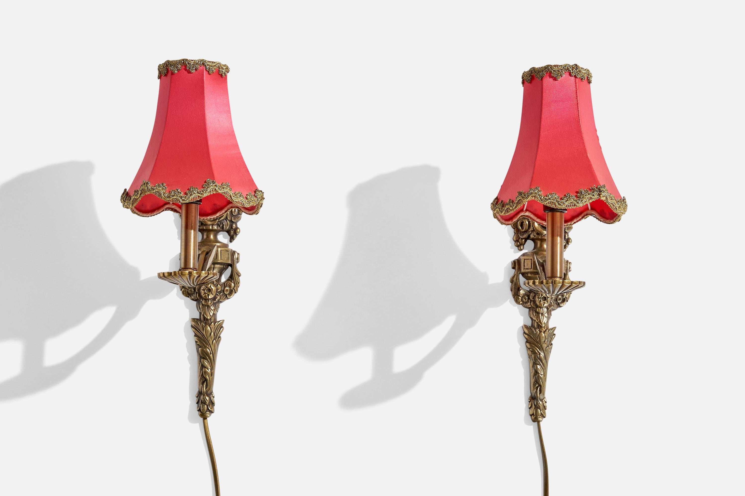 Scandinave moderne Designer suédois, Lights murales, laiton, tissu, Suède, années 1940 en vente