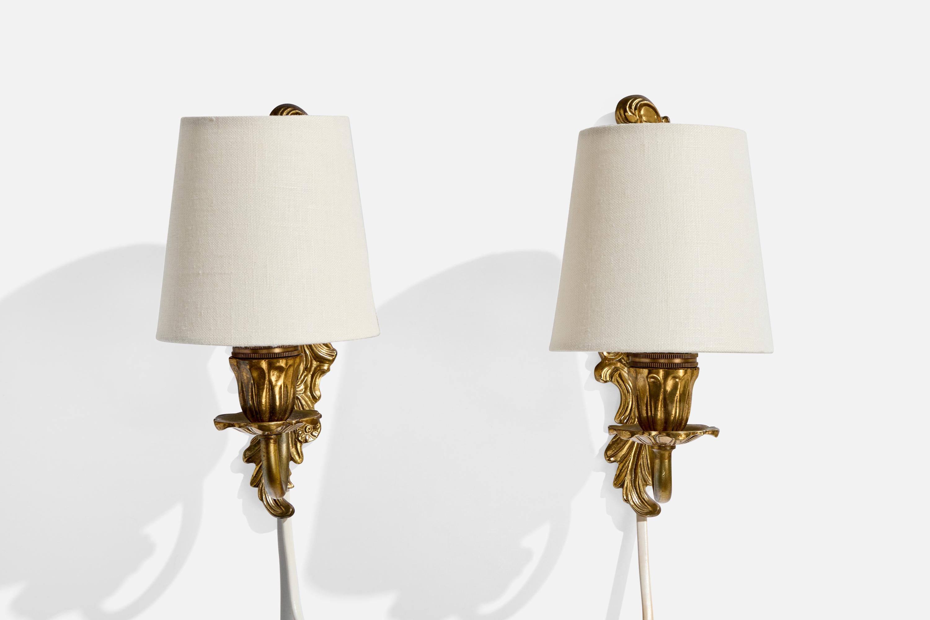 Scandinave moderne Designer suédois, Lights murales, laiton, tissu, Suède, années 1940 en vente